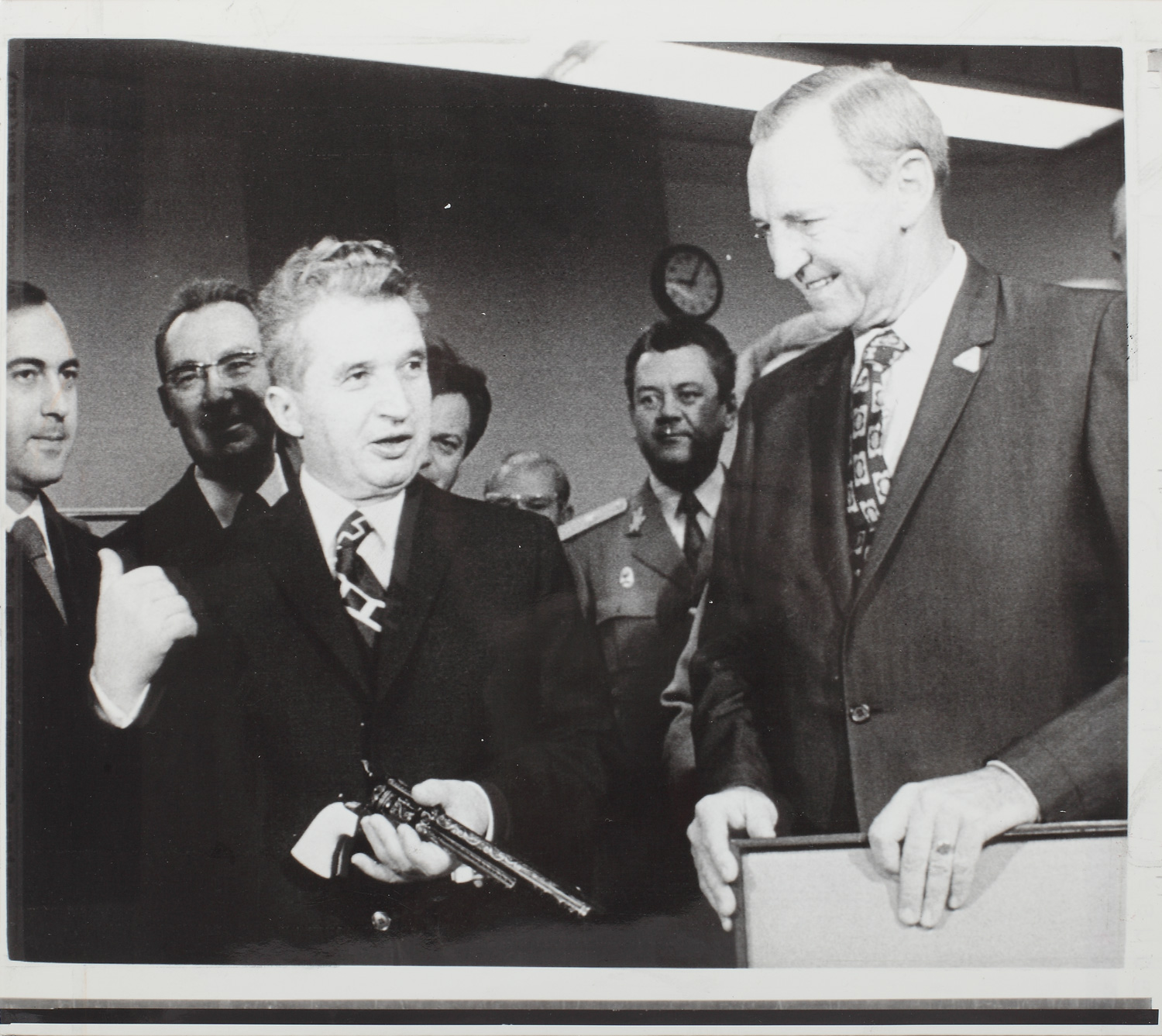 Fotografie cu Nicolae Ceaușescu în vizită la fabrica de arme Colt, West Hartford, SUA, 7 decembrie 1973