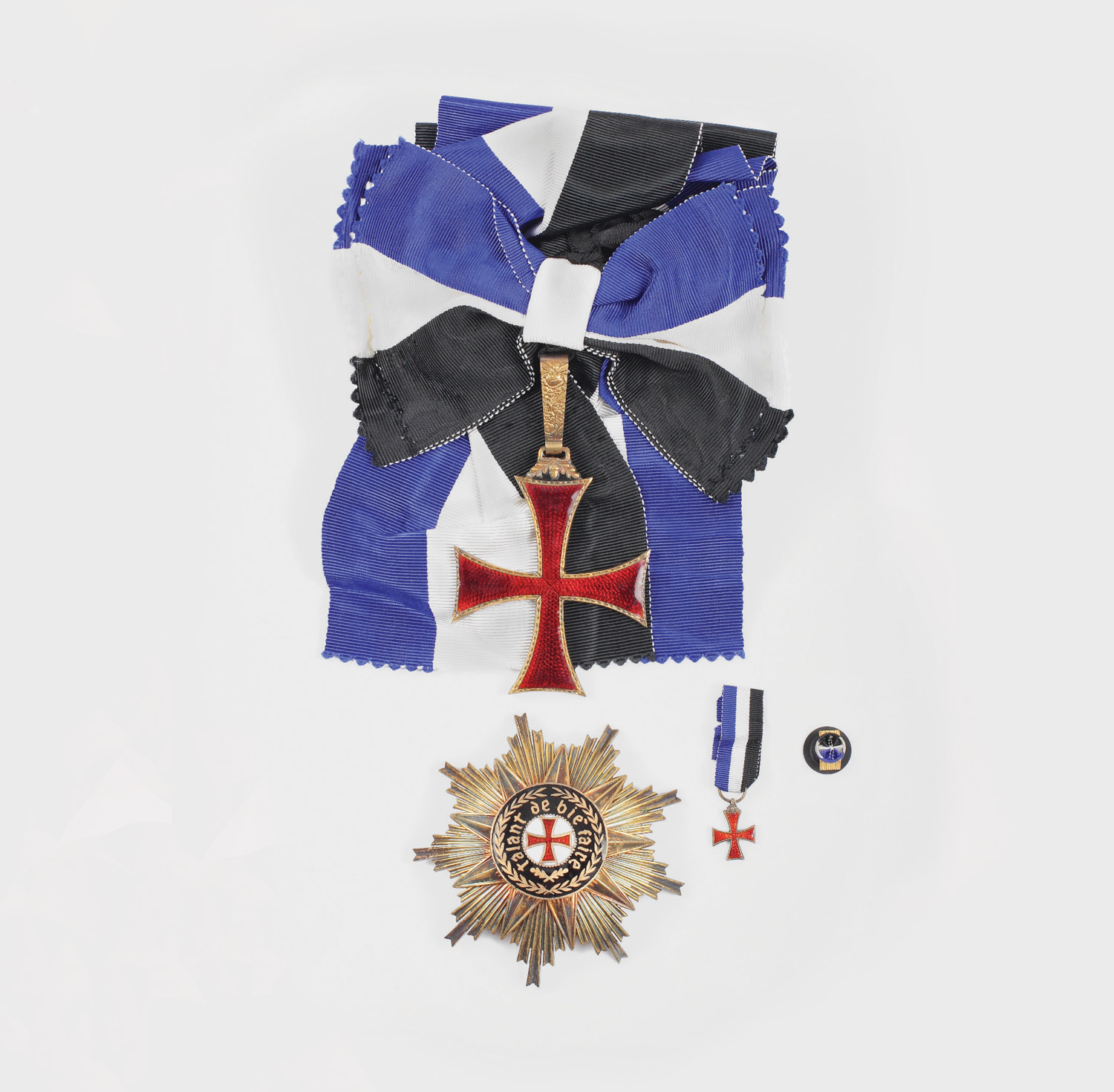 Ordinul "Infante D`Henrique", Portugalia, din argint aurit și emailat, în grad de Mare Cruce, oferit lui George Macovescu; însoțit de brevet, în cutia originală