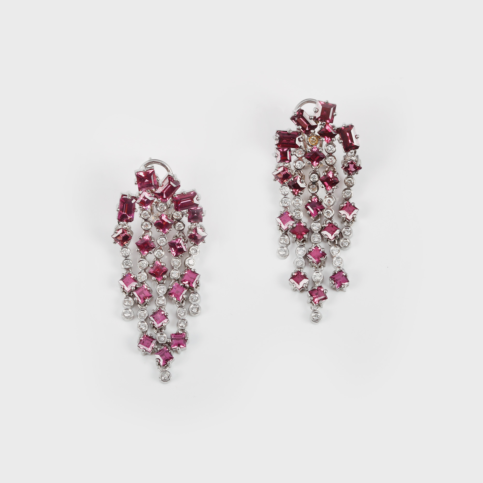 Elegantă pereche de cercei din aur alb, decorată cu turmaline și diamante