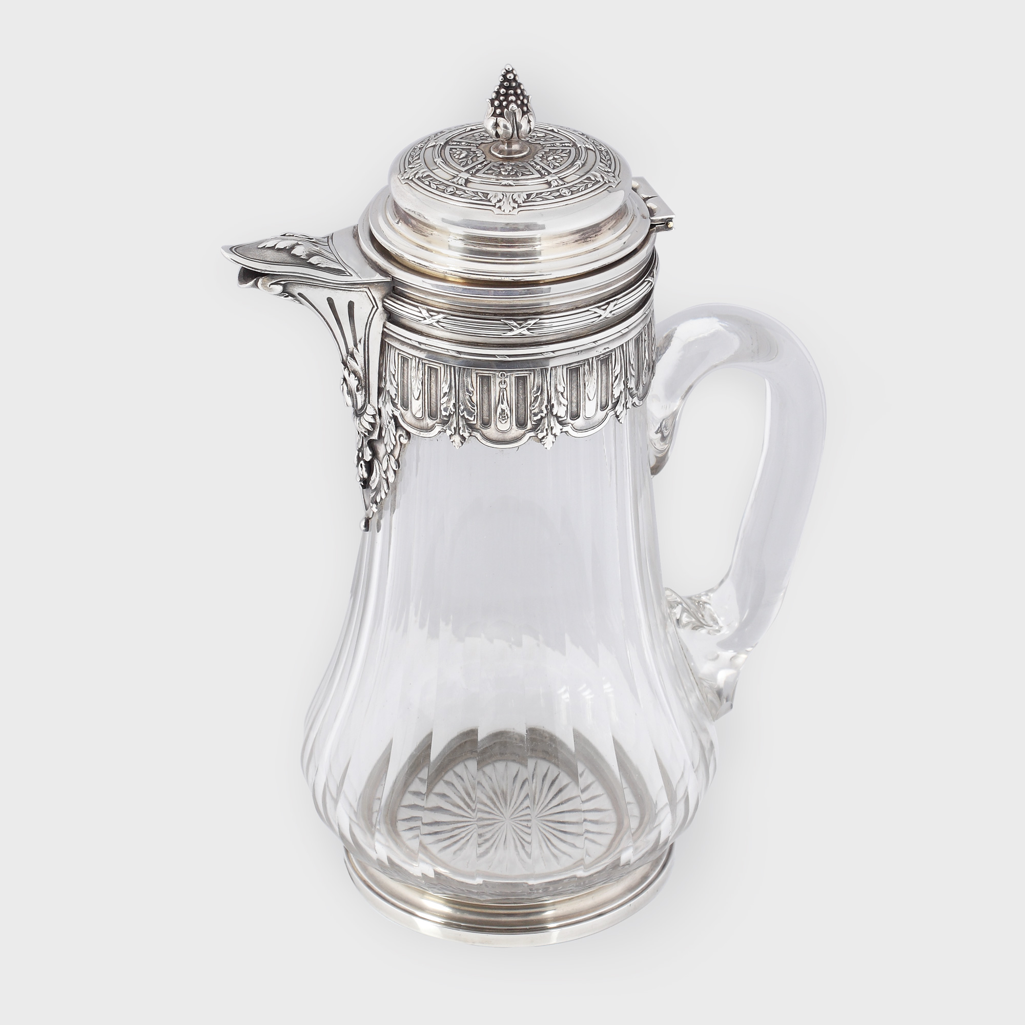 Elegantă carafă din argint și cristal, decorată cu frunze de acant, sfârșitul sec. XIX