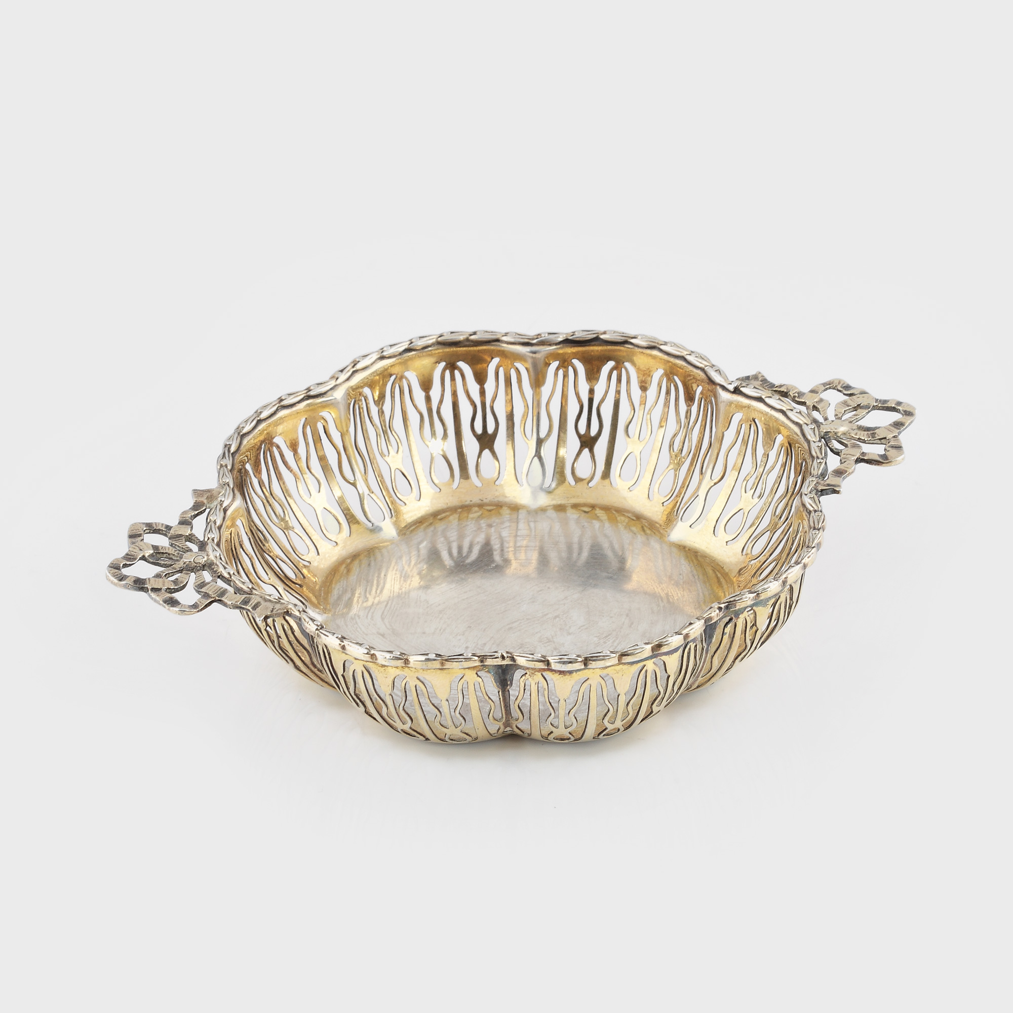 Delicată bombonieră din argint aurit, decorată cu vâsc, 1929