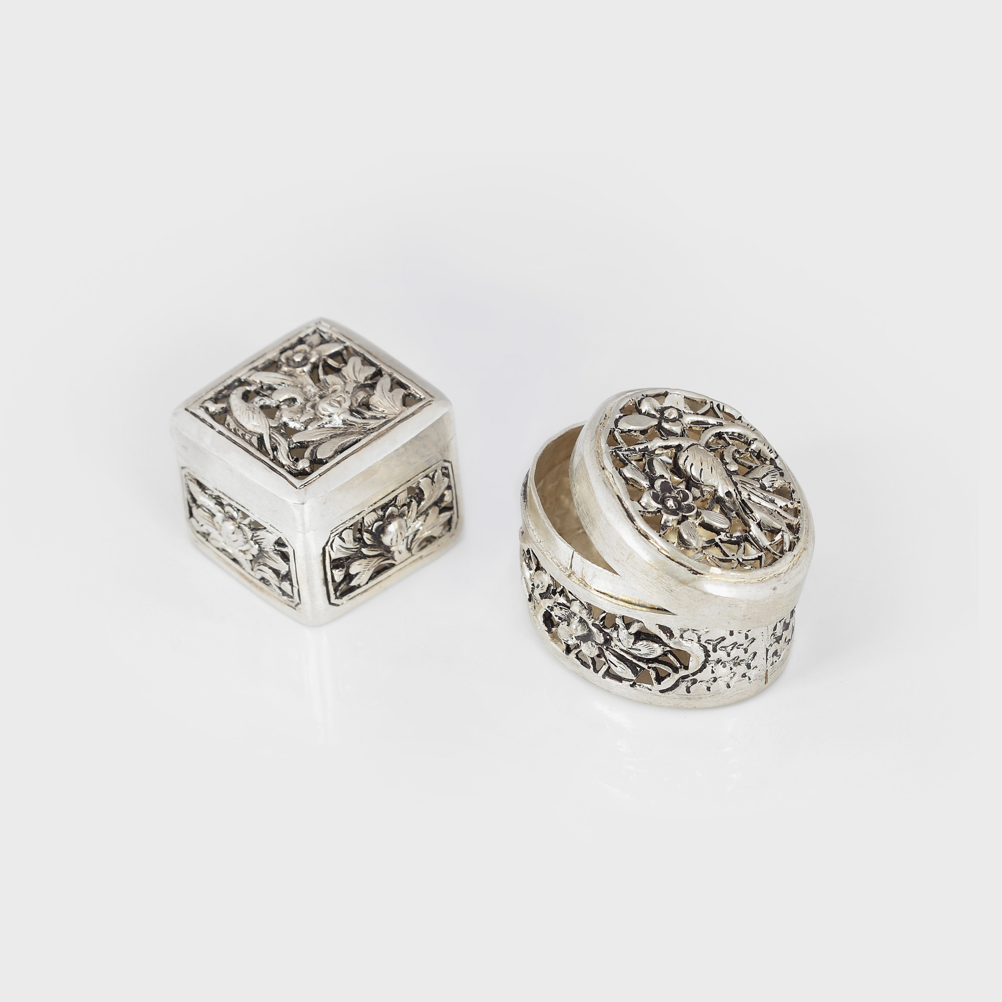 Set de cutiuțe miniaturale din argint, decorate cu motive florale, cca. 1875