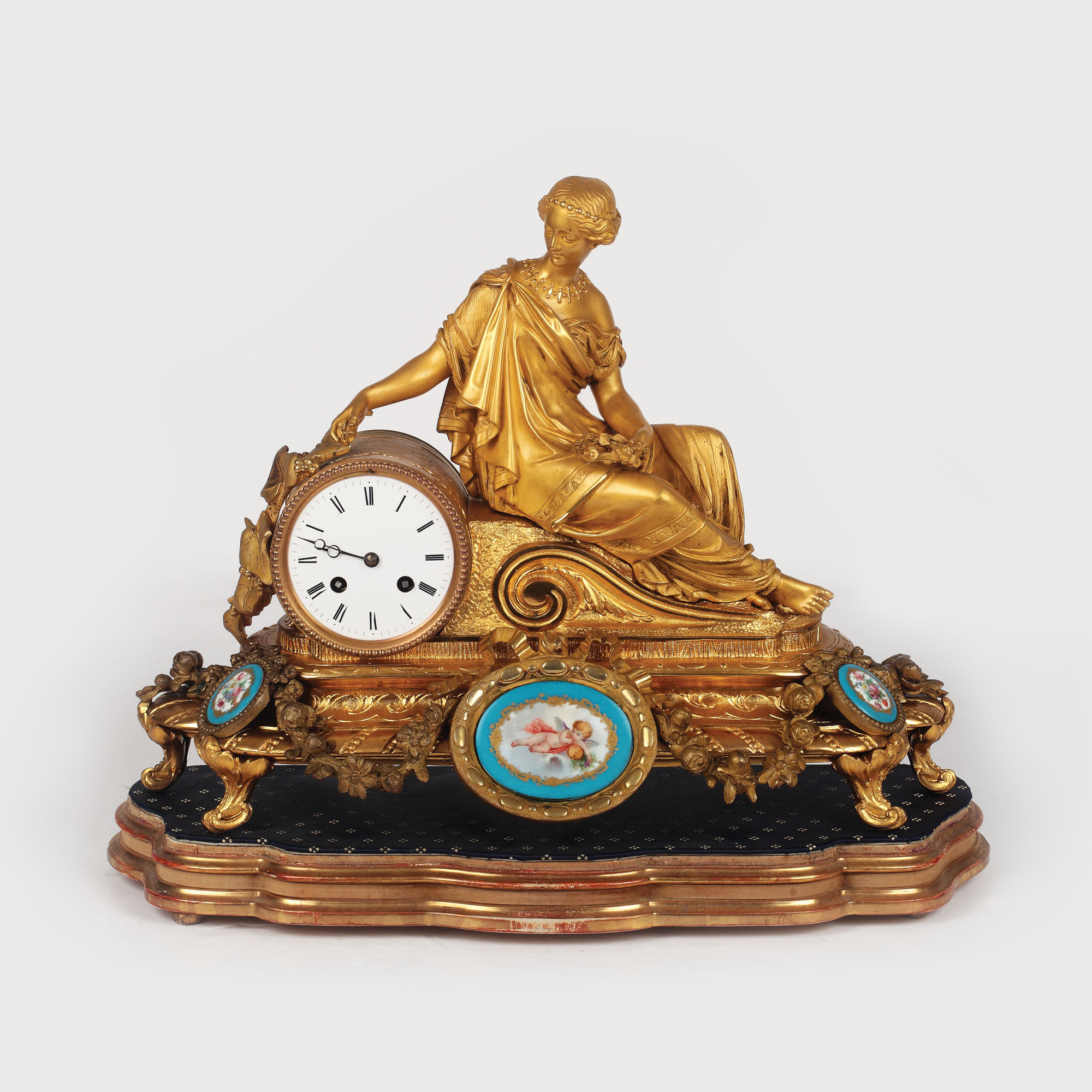 Elegant ceas de șemineu, din bronz doré și porțelan, decorat cu personaj feminin, sec. XIX