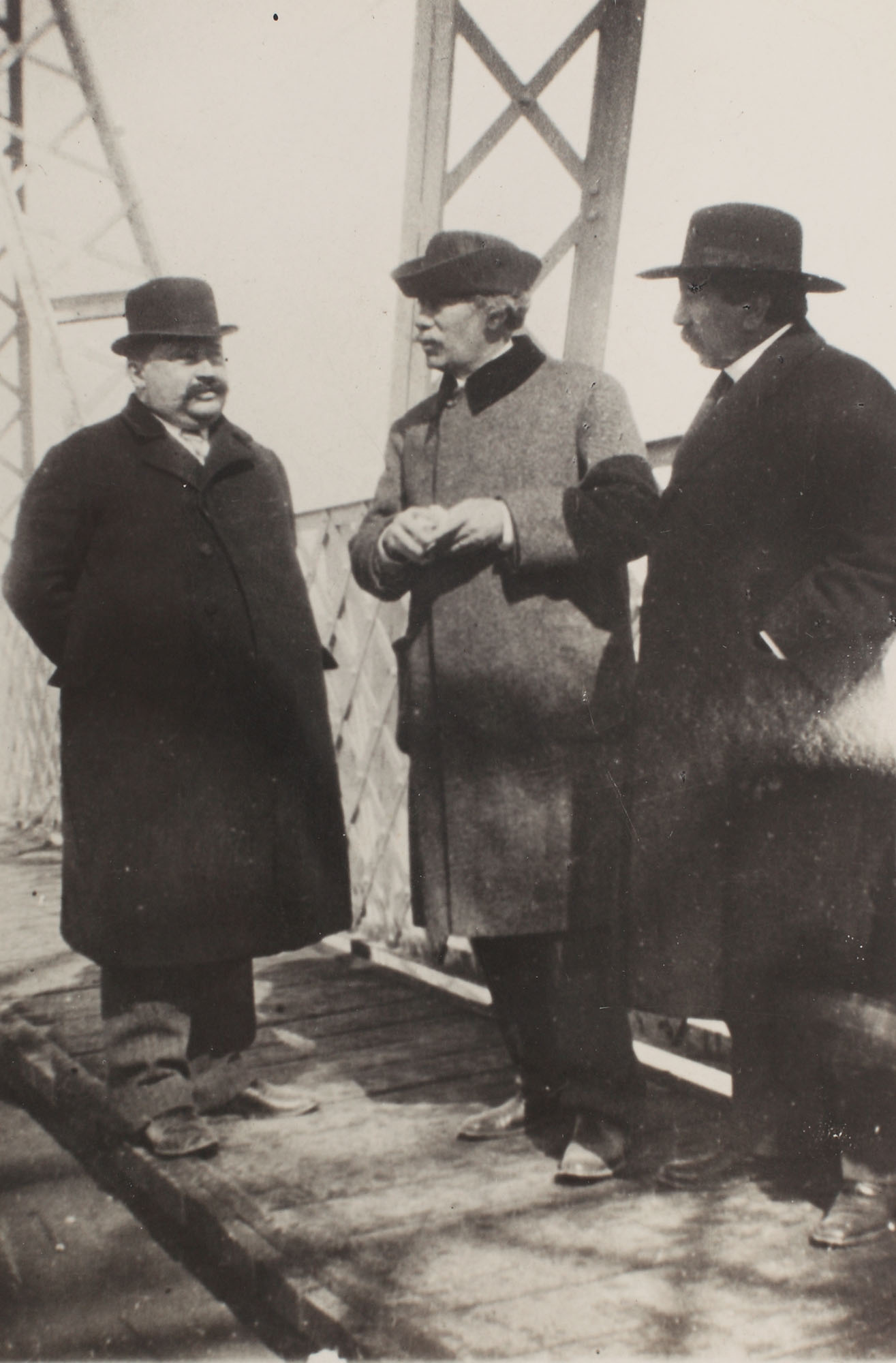 Ion Ionescu-Bizeț, Alexandru Vlahuță și Barbu Ștefănescu Delavrancea vizitând podul de la Cernavodă, cca. 1912