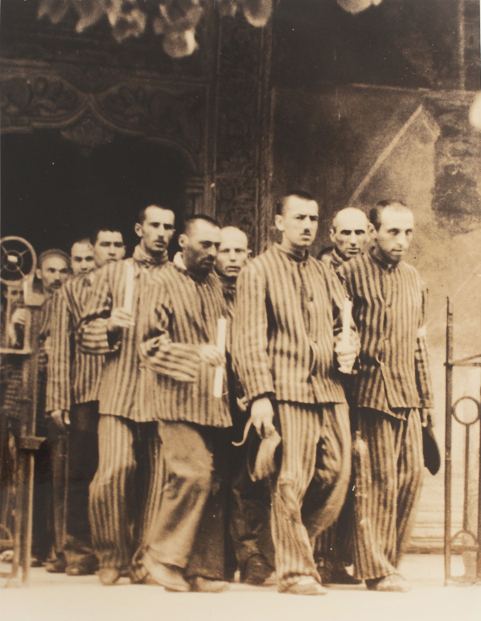 Ispășirea prin căință. Deținuți ieșind din biserica închisorii Văcărești, 1930