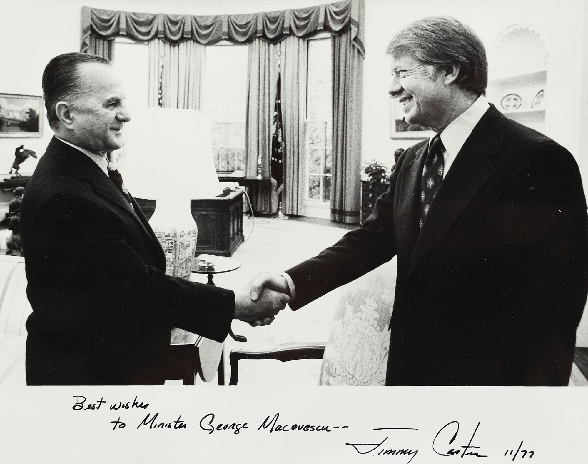 George Macovescu și președintele SUA Jimmy Carter, cu dedicația olografă a președintelui, septembrie 1977