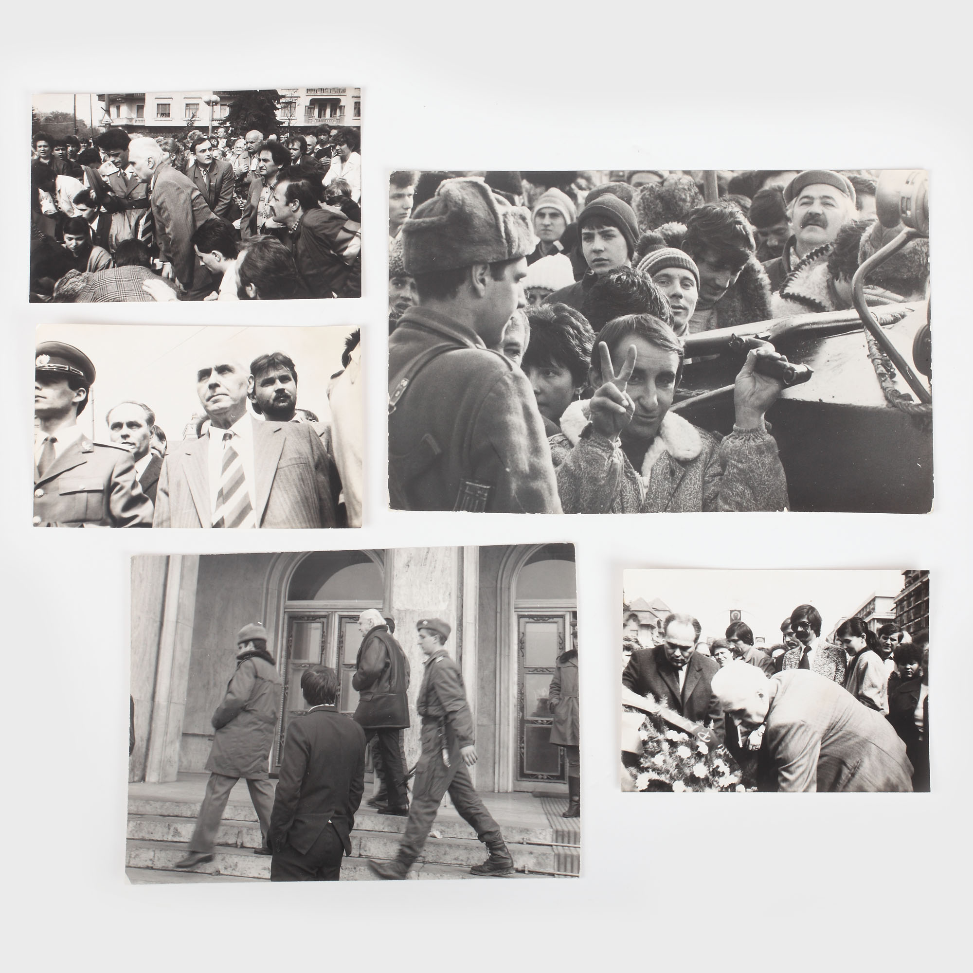 Sediile partidelor istorice atacate de demonstranți pro Ion Iliescu în ianuarie 1990, lot de 5 fotografii