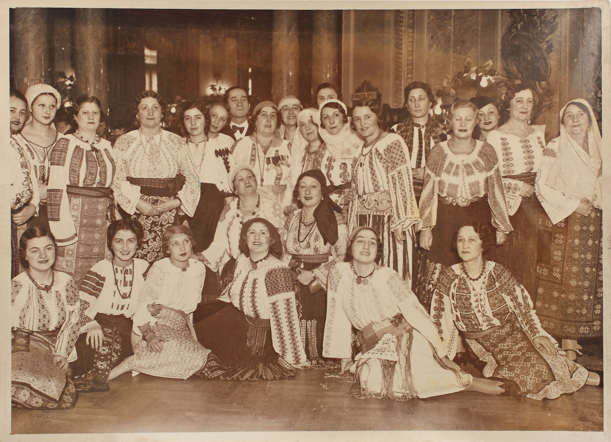 Fotografie de la Bazarul Societății „Principele Mircea”, 13 decembrie 1935