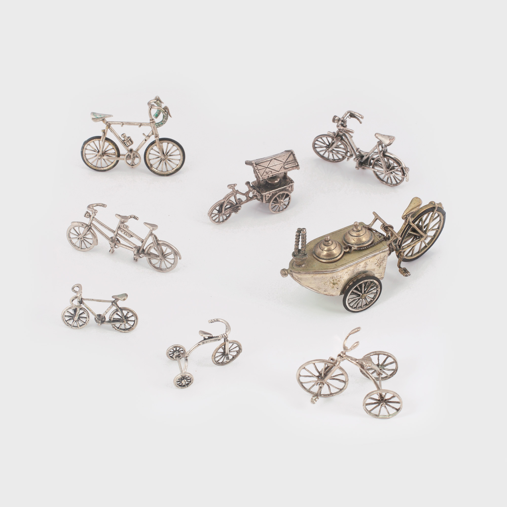 Colecție de biciclete, miniaturi din argint, inclusiv unele inedite, precum tonetă de hot-dog și tonetă de înghețată