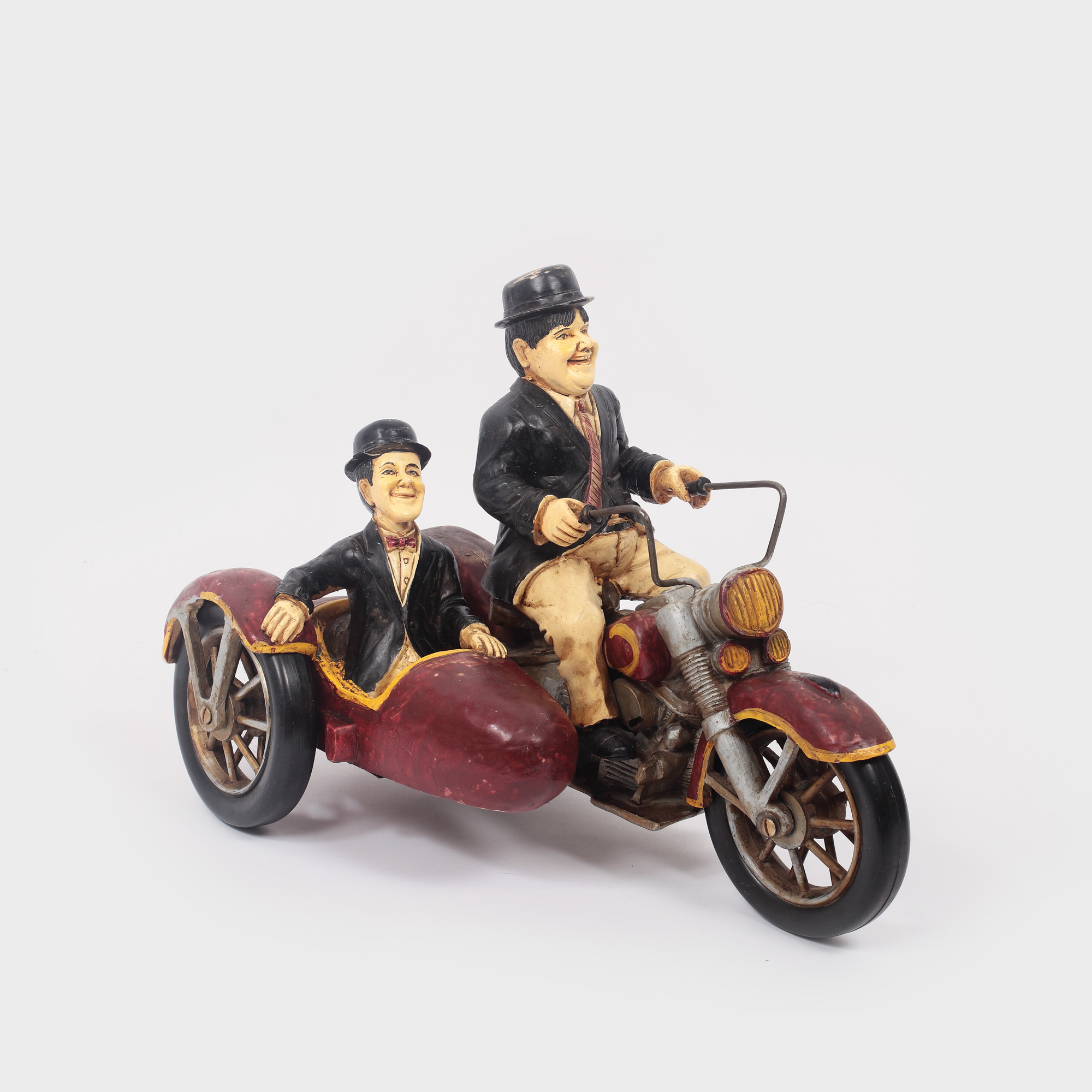 Amuzantă statuetă-jucărie, evocând două îndrăgite personaje de comedie - Stan și Ollie (supranumit de români Bran), perioada interbelică