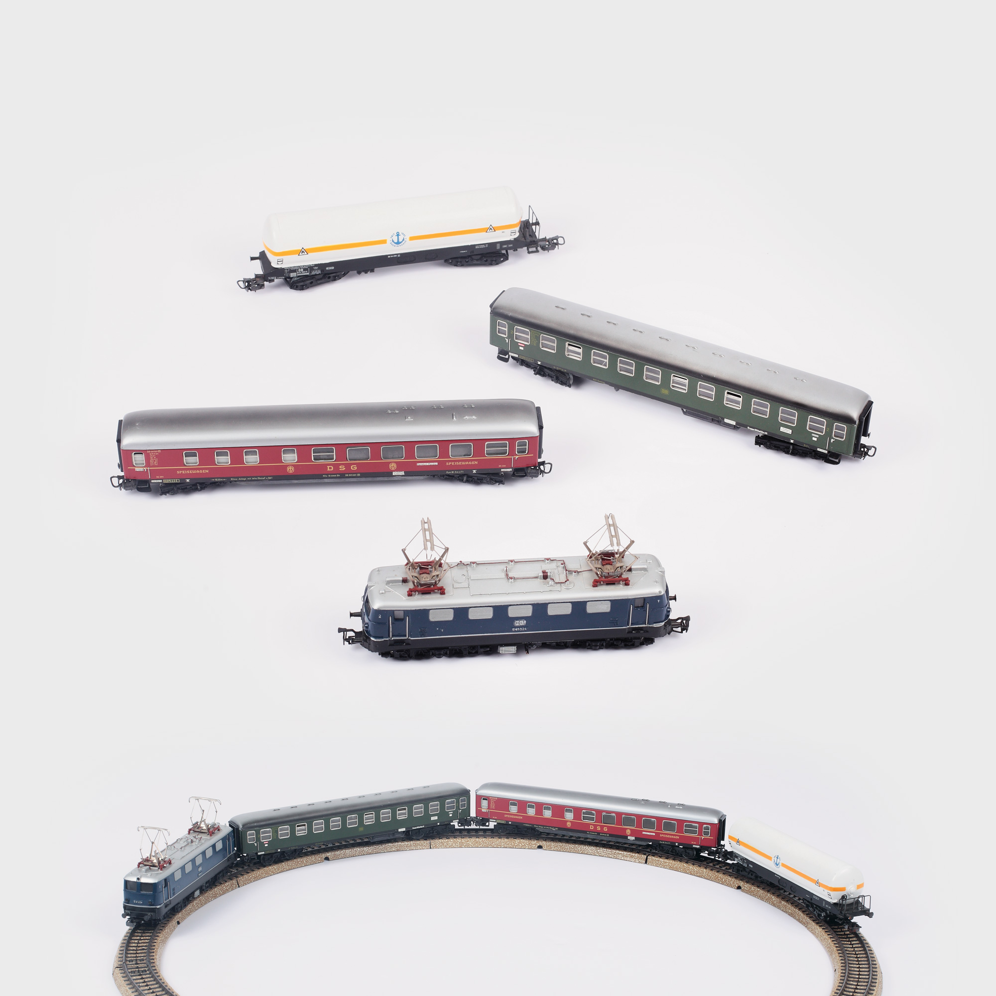 „Orient Express", trenuleț de jucărie Märklin, format din locomotivă, 2 vagoane de transport public și un vagon de combustibil, însoțit de circuit de cale ferată, în cutiile originale, jumătatea sec. XX