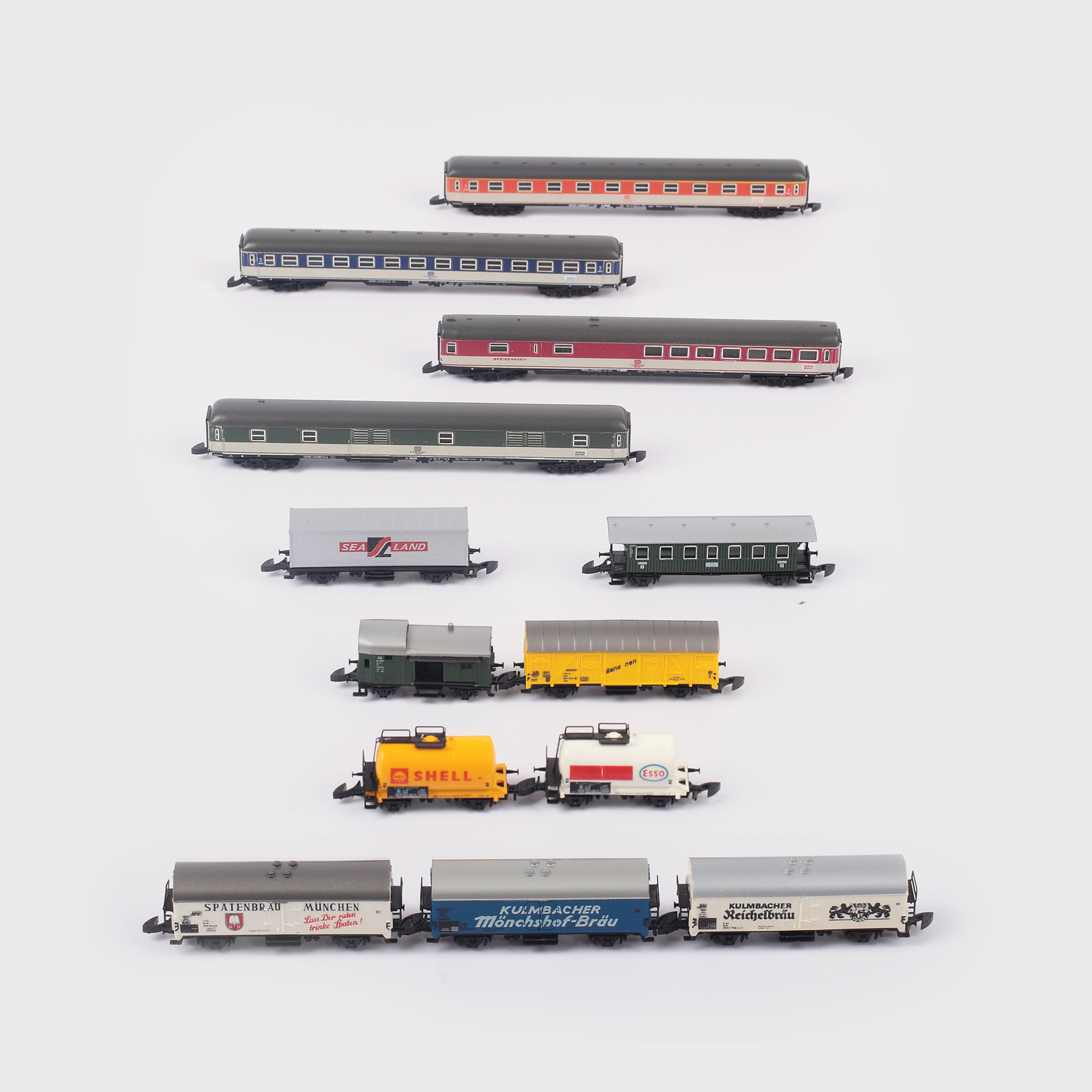 Lot format din 9 vagoane Märklin industriale și 4 vagoane Märklin interregio, în cutiile originale, piese de colecție, jumătatea sec. XX