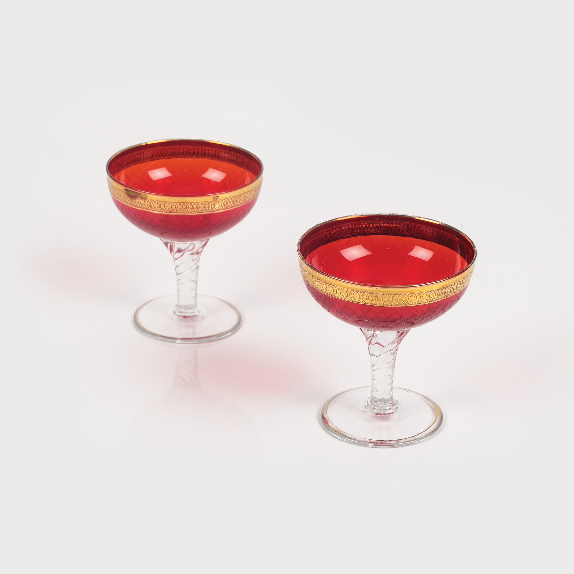 Pereche de cupe pentru șampanie din cristal Baccarat, decorate cu aur, începutul sec. XX