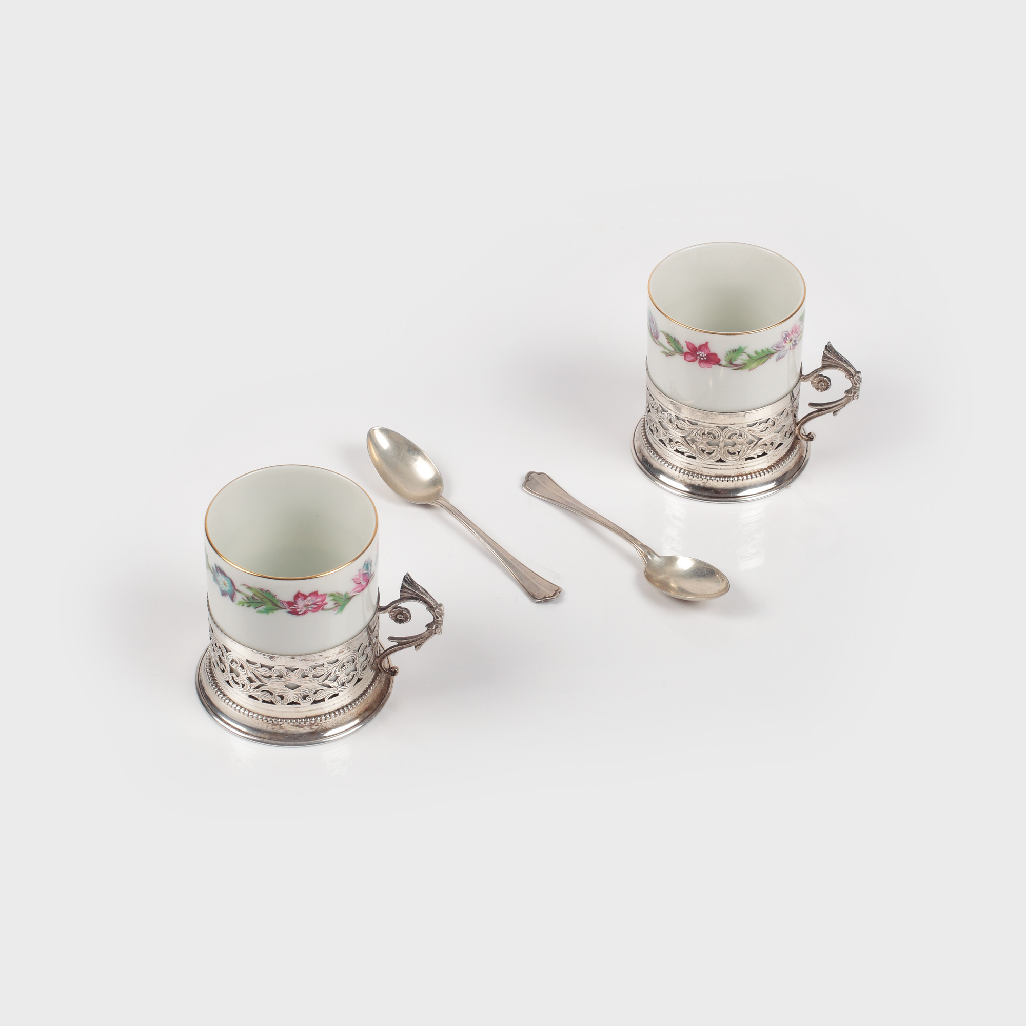 Serviciu de cafea tête-à-tête din argint și porțelan, manieră Neo-barocă, decorat cu friză florală