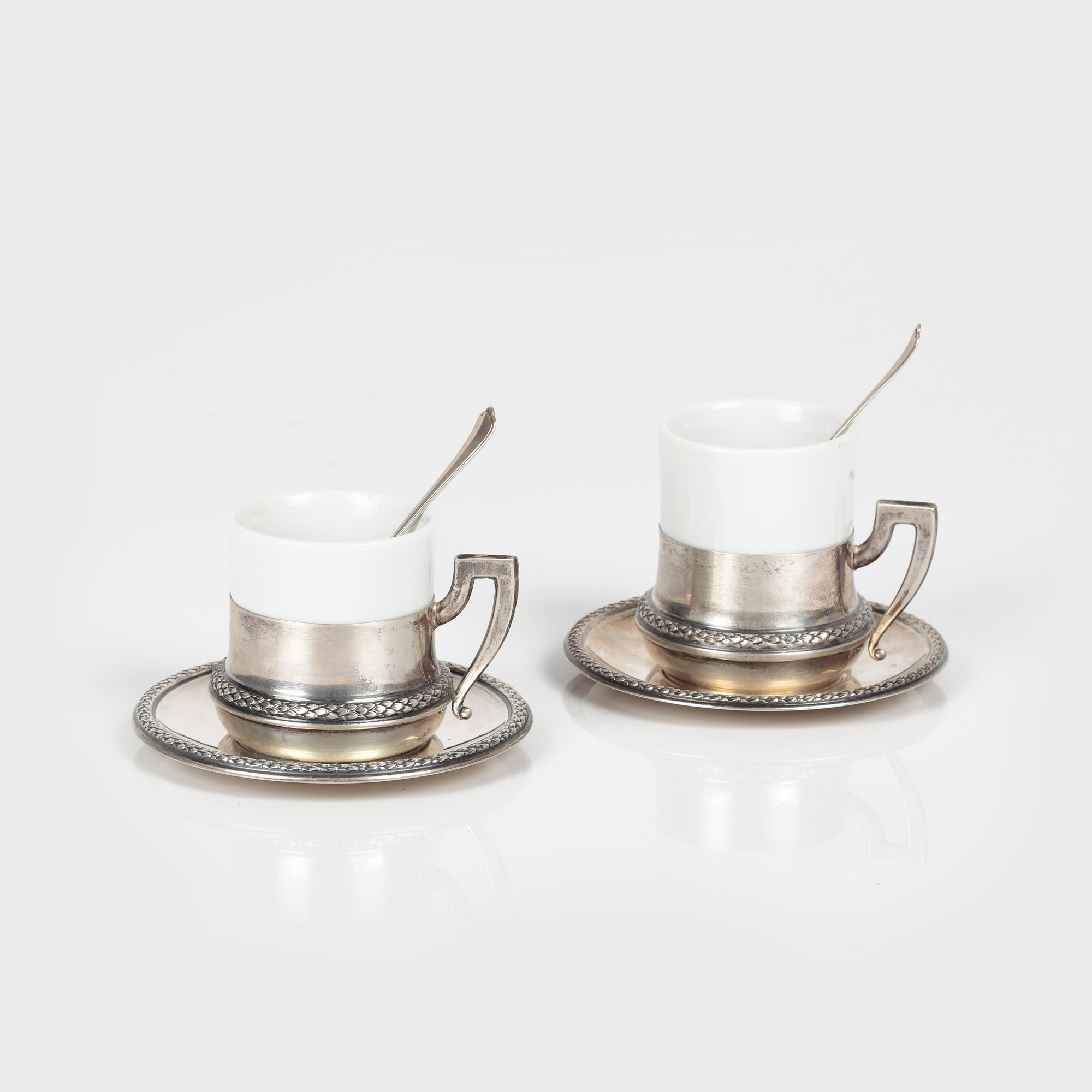 Serviciu de cafea tête-à-tête din argint și porțelan, manieră Neo-Clasică, decorat cu lauri, jumătatea sec. XX