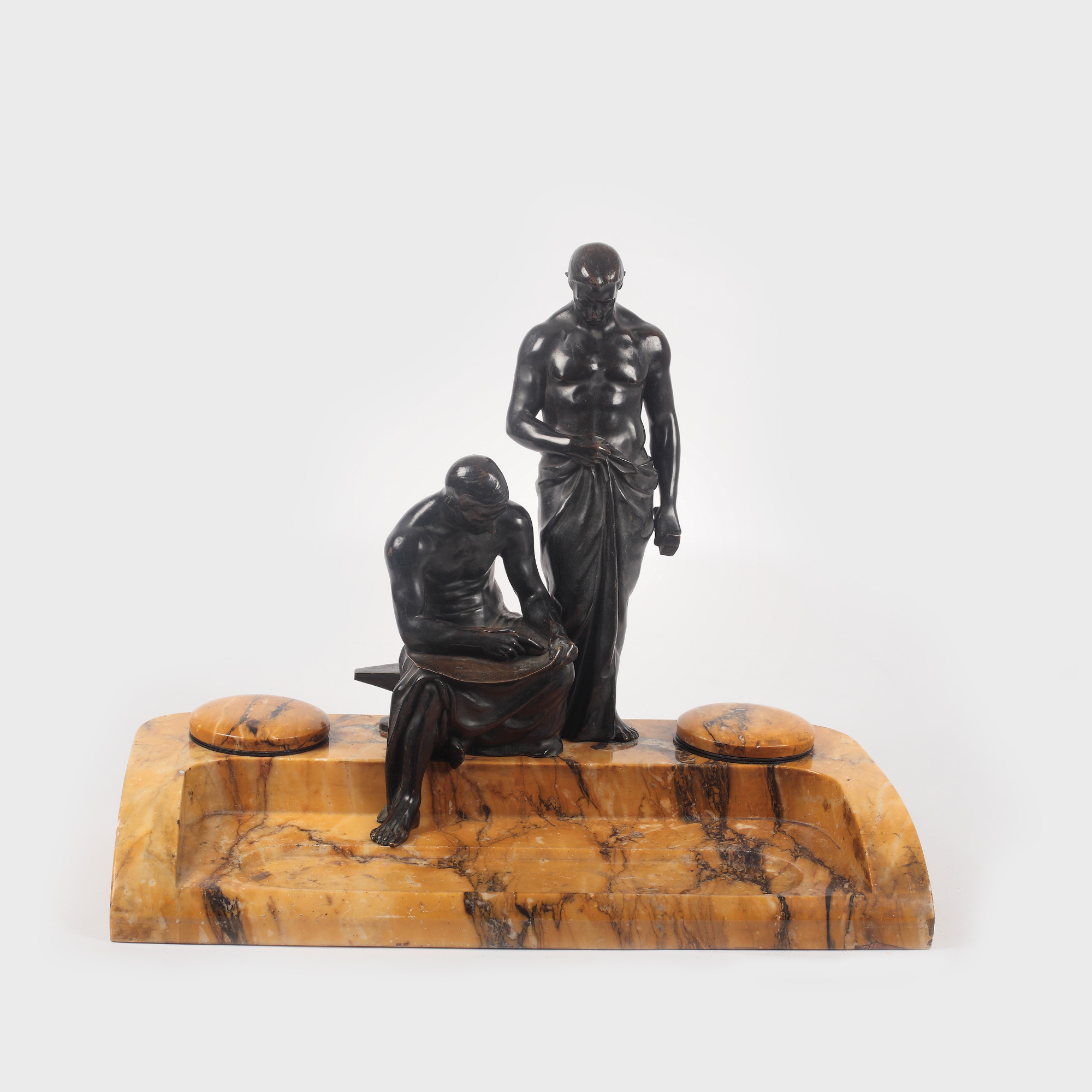 Fastuoasă encrieră berlineză, autor Gerhard Schliepstein, marmură și bronz, decorată cu nobili romani dezbătând o lege pe treptele Senatului, 1911
