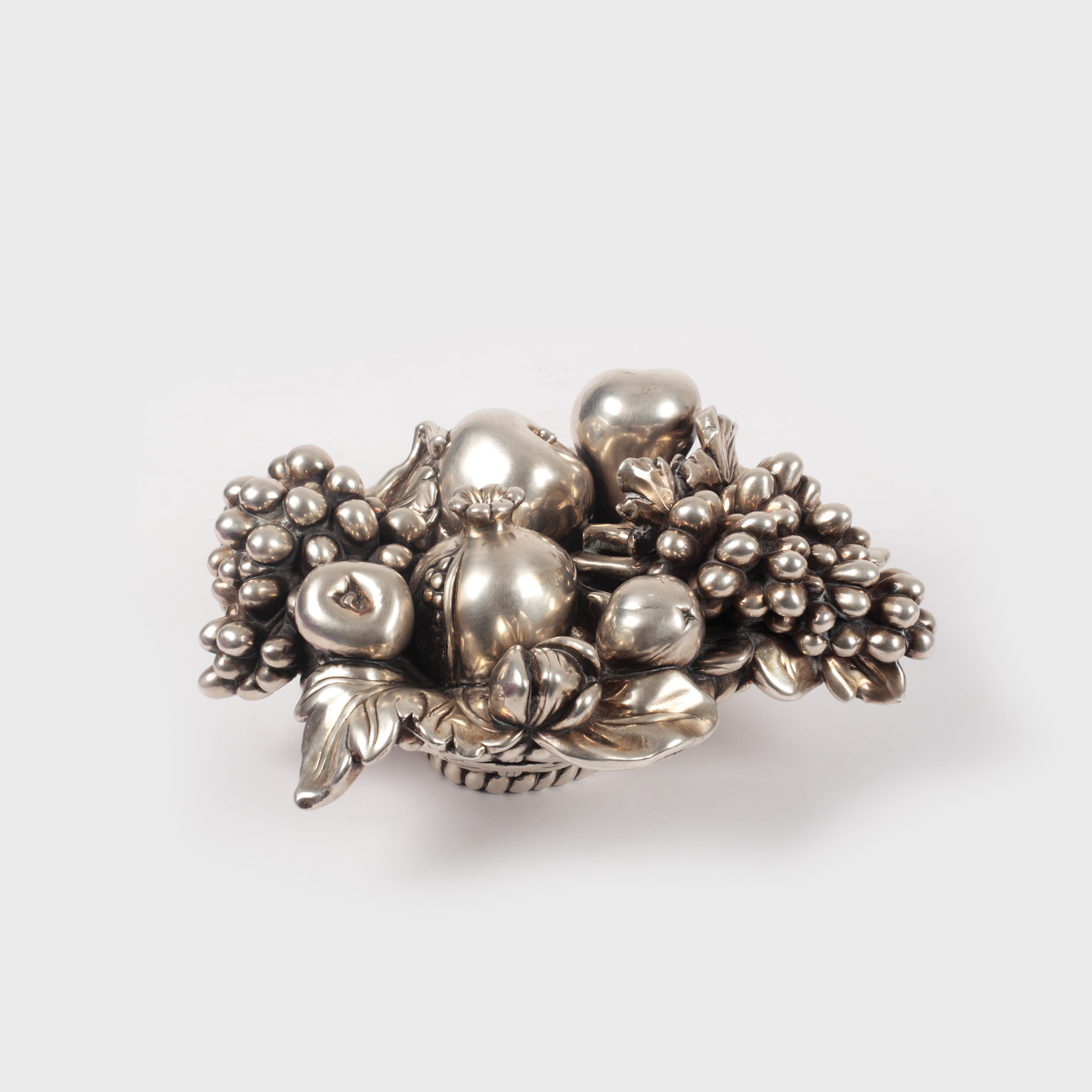 Elegant surtout-de-table din argint Buccellati, evocând abundența