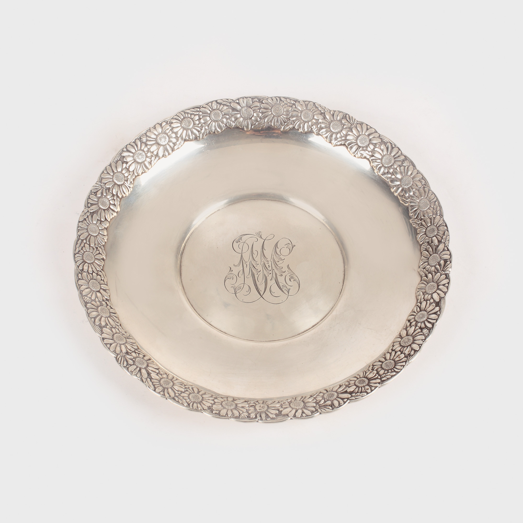 Platou din argint Tiffany, decorat cu margarete, monogramat, cca. 1884