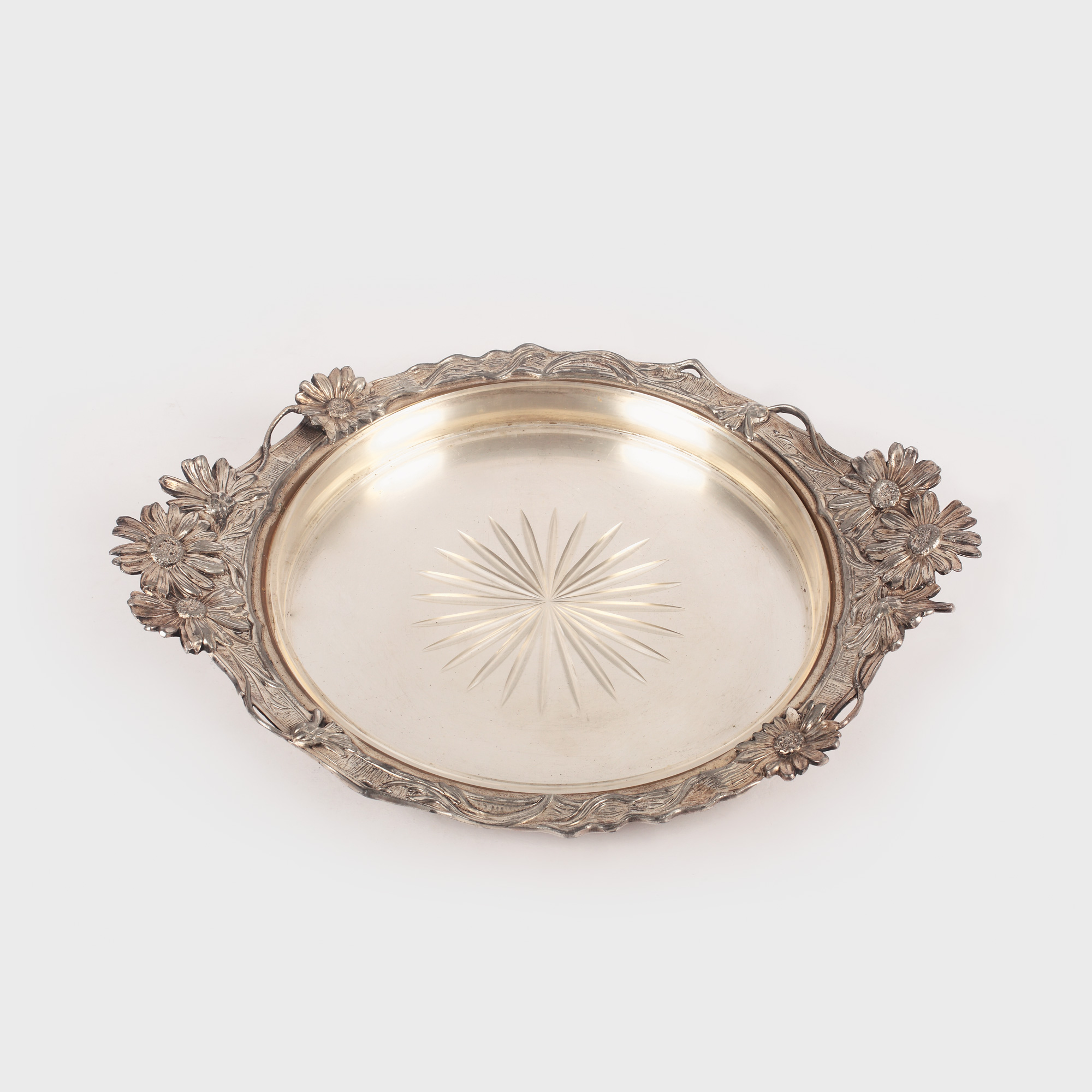 Tavă argintată Art Nouveau, decorată cu margarete, cca. 1902, însoțită de cupă din cristal
