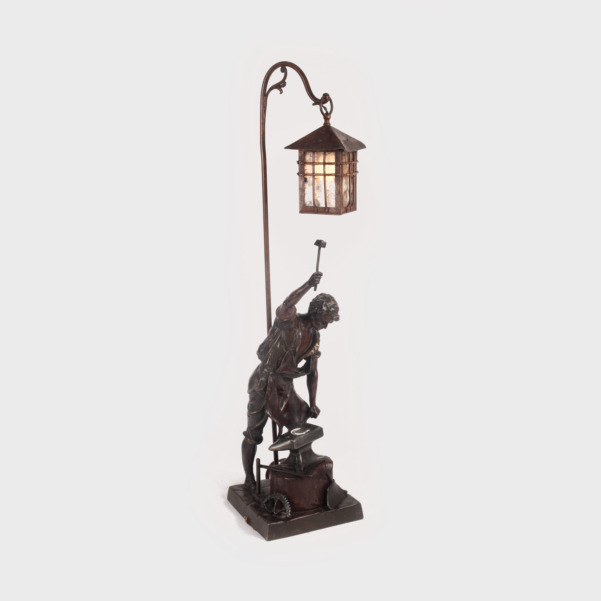 Lampă de birou (poate fi folosită și drept lampă de veghe), decorată cu tânăr fierar (probabil Siegfried, aluzie la mitul germanic al nibelungilor), începutul sec. XX