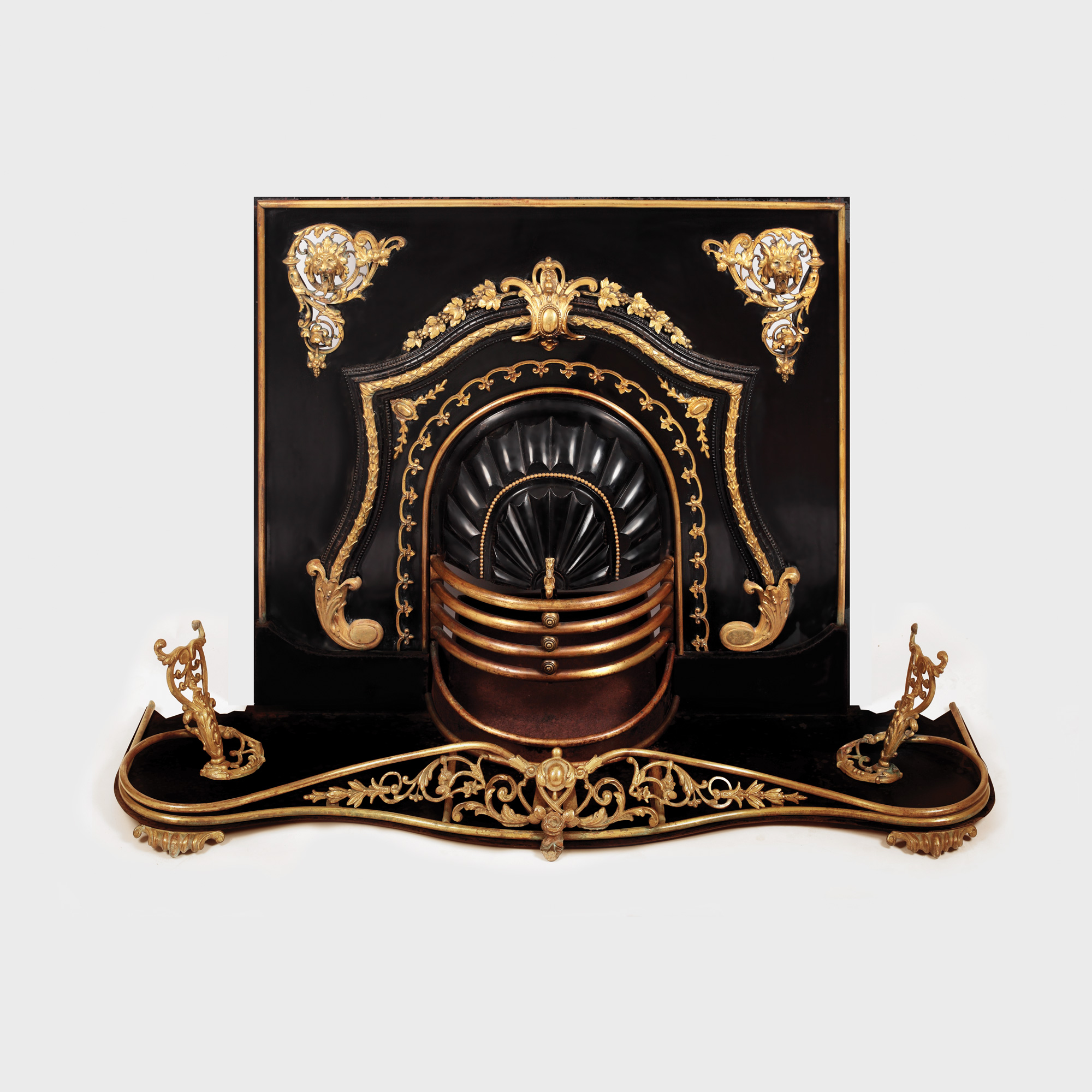 Șemineu Louis Philippe, decorat în bronze doré (Ormolu) cu flori de crin și viță-de-vie, simboluri ale nobleței și abundenței, sec. XIX, conține instalațiile aferente, complet și funcțional, provine din castelul contelui Pallavicini din Arad