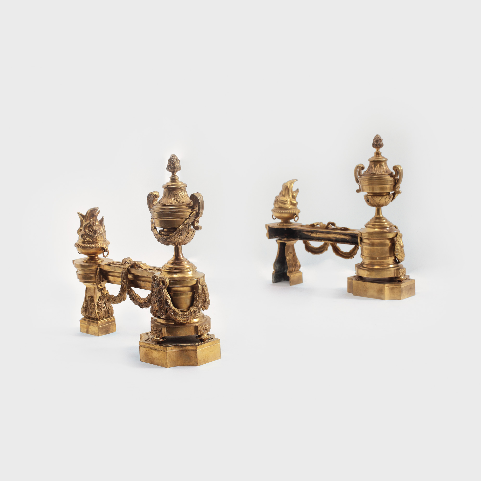 Pereche de ornamente Neo-clasice, din bronze doré (Ormolu), pentru șemineu, începutul sec. XX