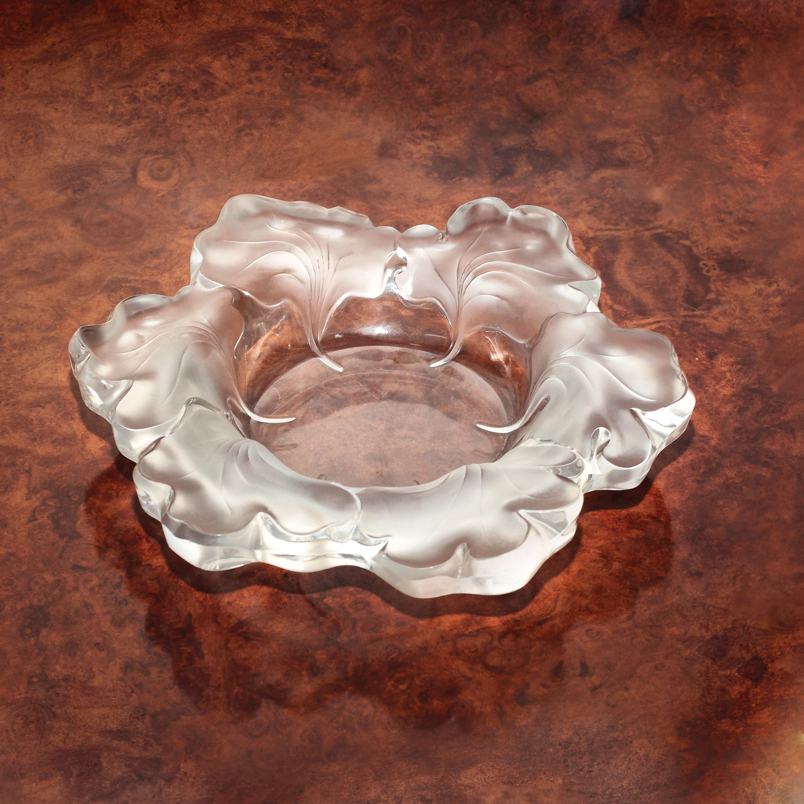 Piesă excepțională, un platou Lalique, design clasicizant, decorat cu frunzele arborelui pagodelor