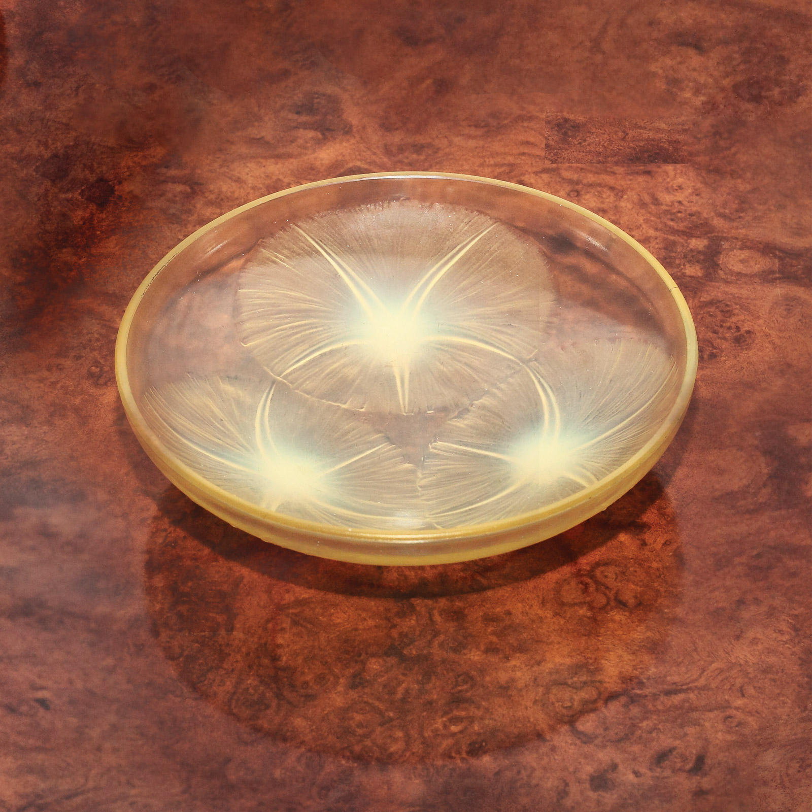 Platou Lalique, model Volubilis, decorat cu frunze aurii de lotus, sfârșitul anilor '20