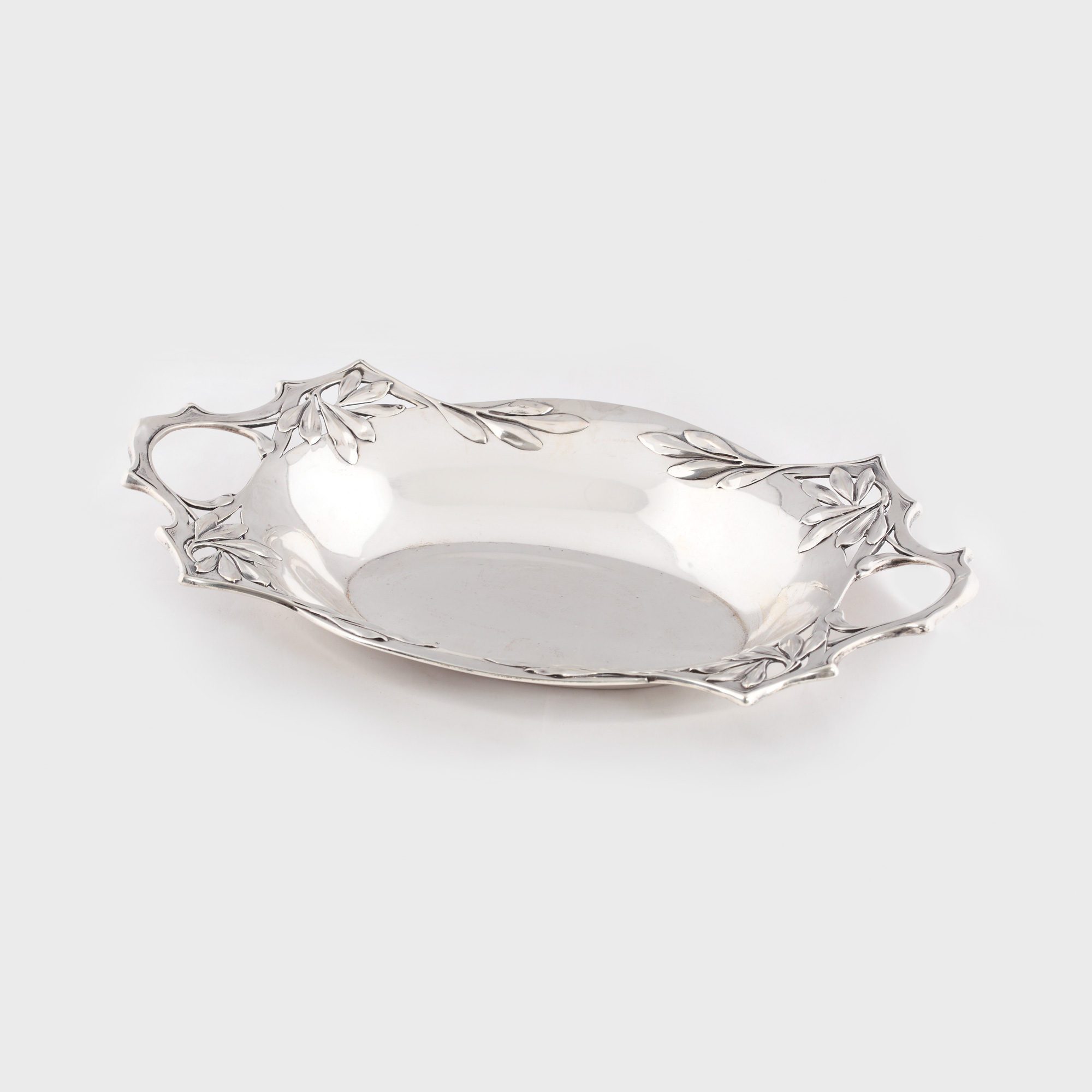 Coș din argint Hanau, probabil pentru pâine, stil Art Nouveau, decorat cu ramuri de vâsc, cca. 1900