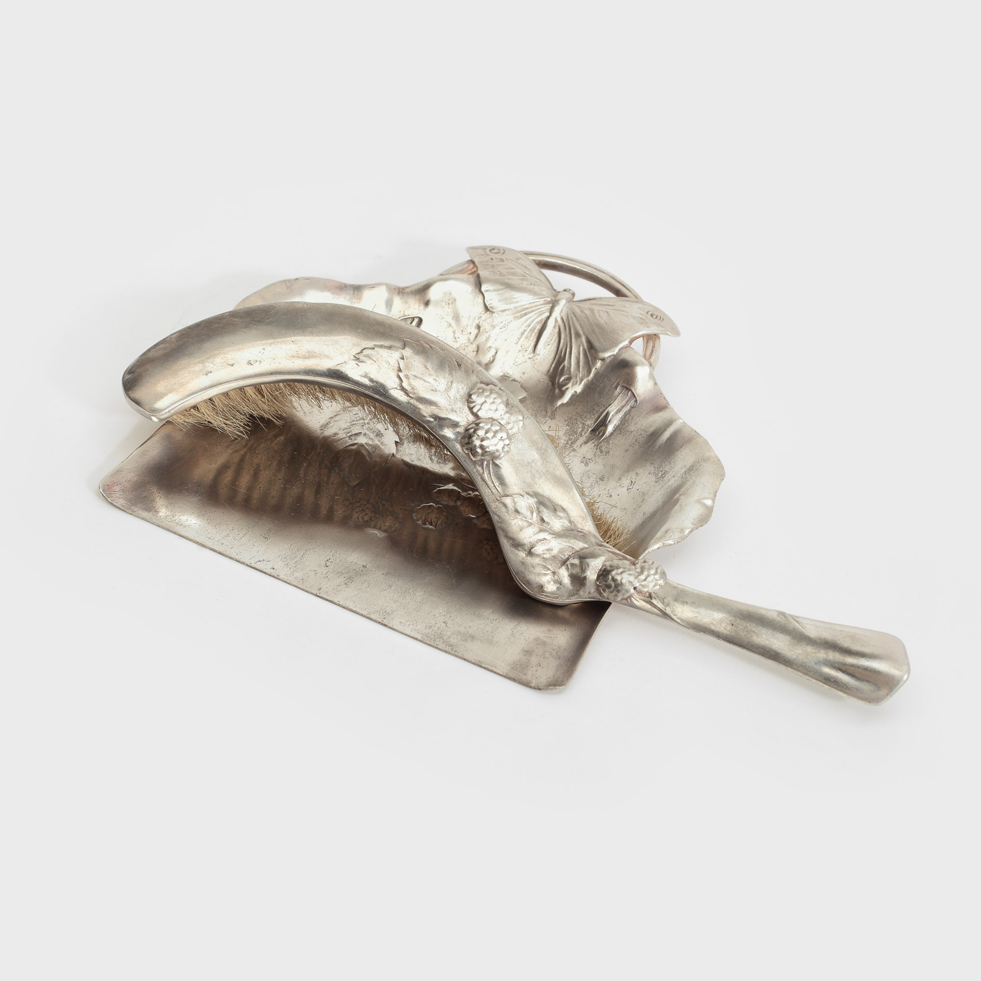 Set argintat Kayser Sohn, de curățat masa, stil Art Nouveau, decorat cu zmeură și fluturi, cca. 1910