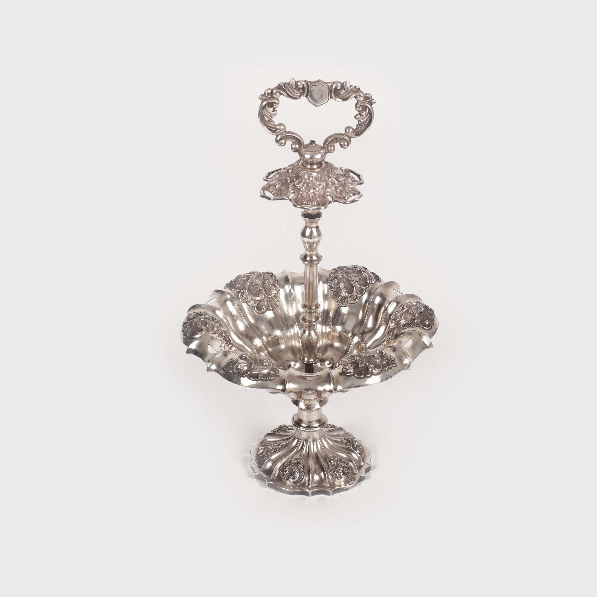 Fructieră vieneză din argint, decorată cu buchete de flori, 1844, piesă de colecție