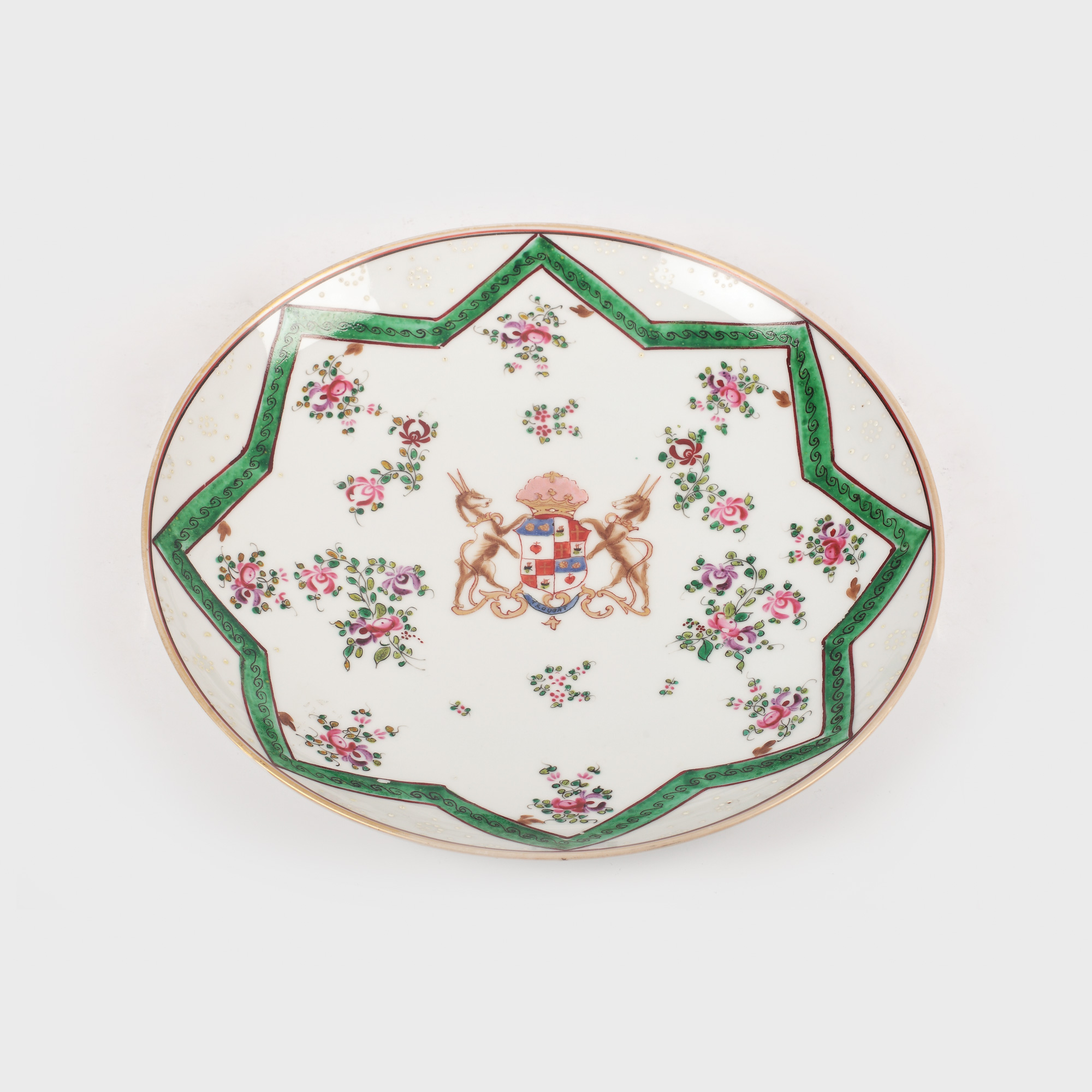 Platou de porțelan, decorat cu inorogi și heraldică nobiliară, prima jumătate a sec. XIX