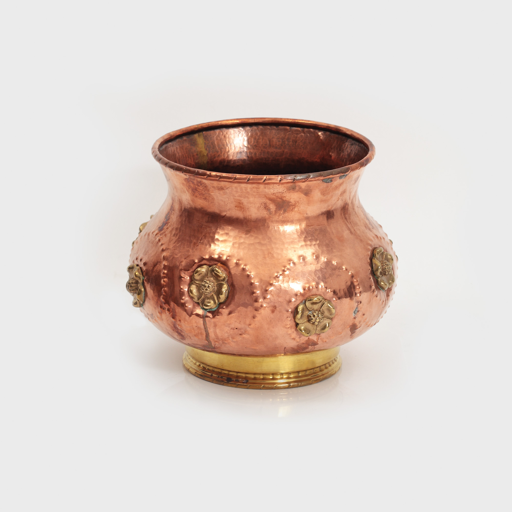 Cache-pot din cupru, decorat cu flori din alamă