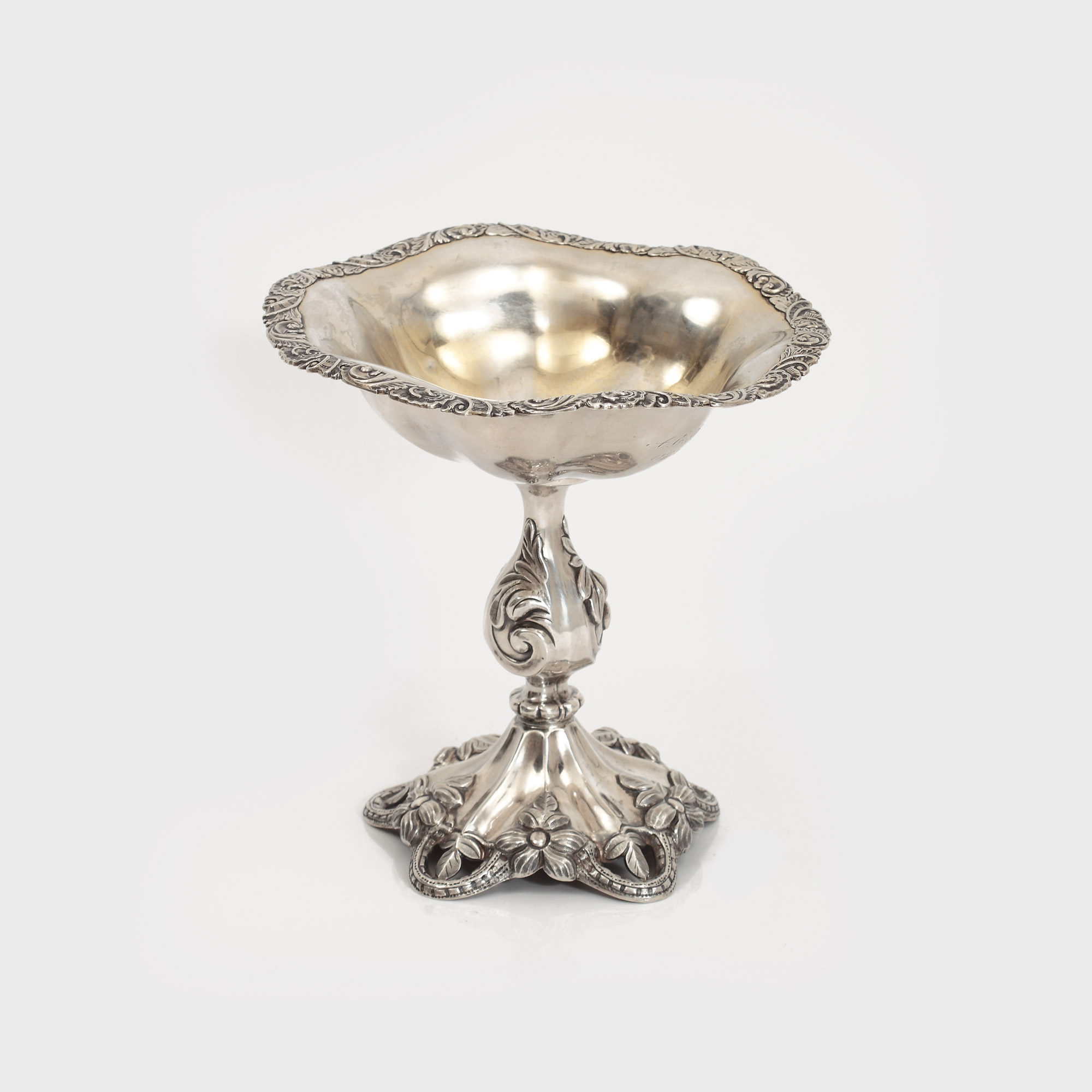 Elegantă bombonieră din argint, decorată cu flori de câmp, 1879