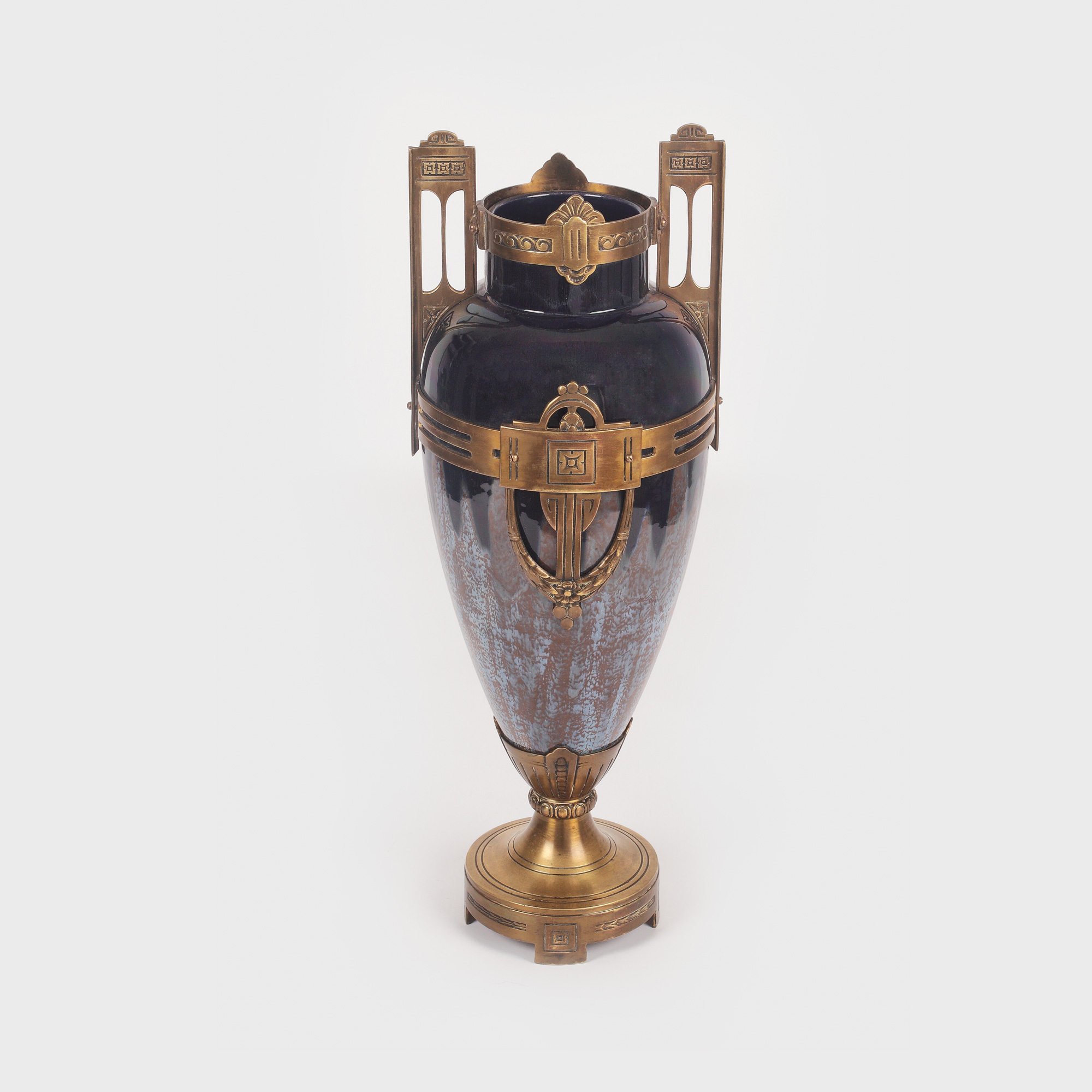 Vas-amforă de Bohemia, stil Art Nouveau, din porțelan decorat cu glazuri și alamă, cca. 1905