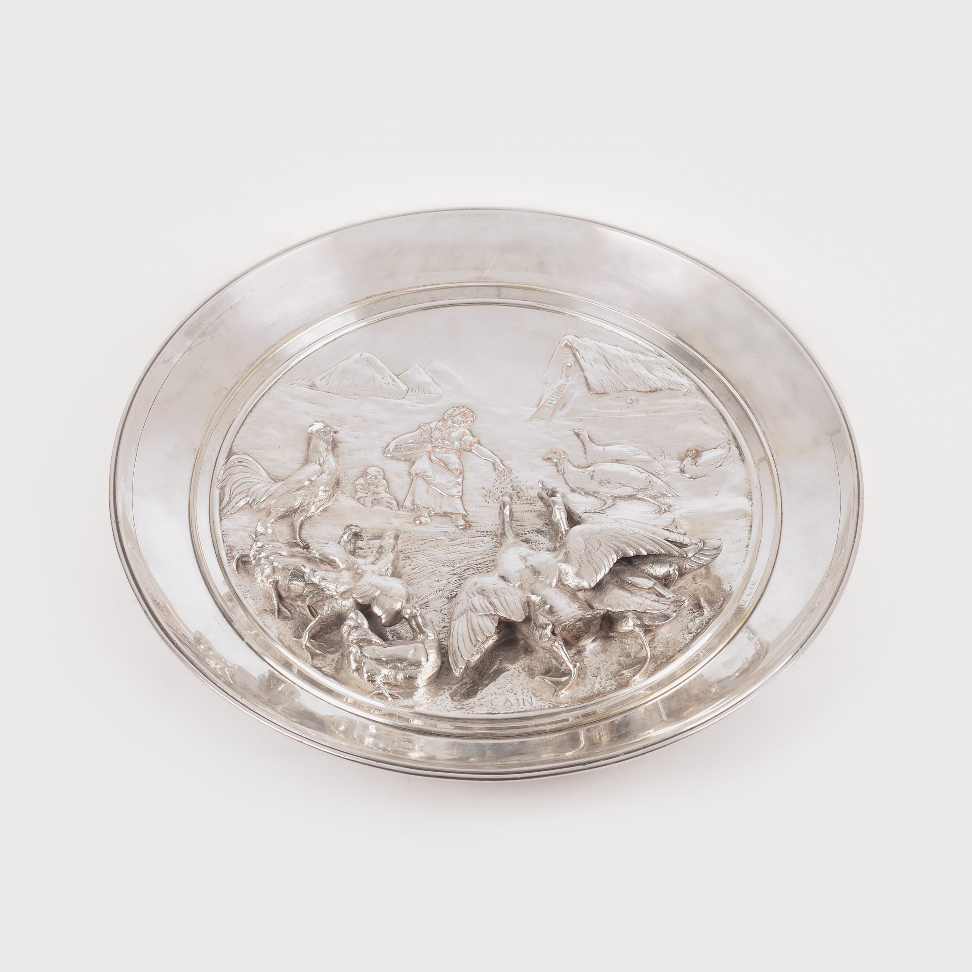 Remarcabil platou decorativ argintat Christofle, sculptat de Auguste Cain, reprezentând o scenă de fermă, tiraj limitat realizat în 3 exemplare, perioada Napoleon al III-lea