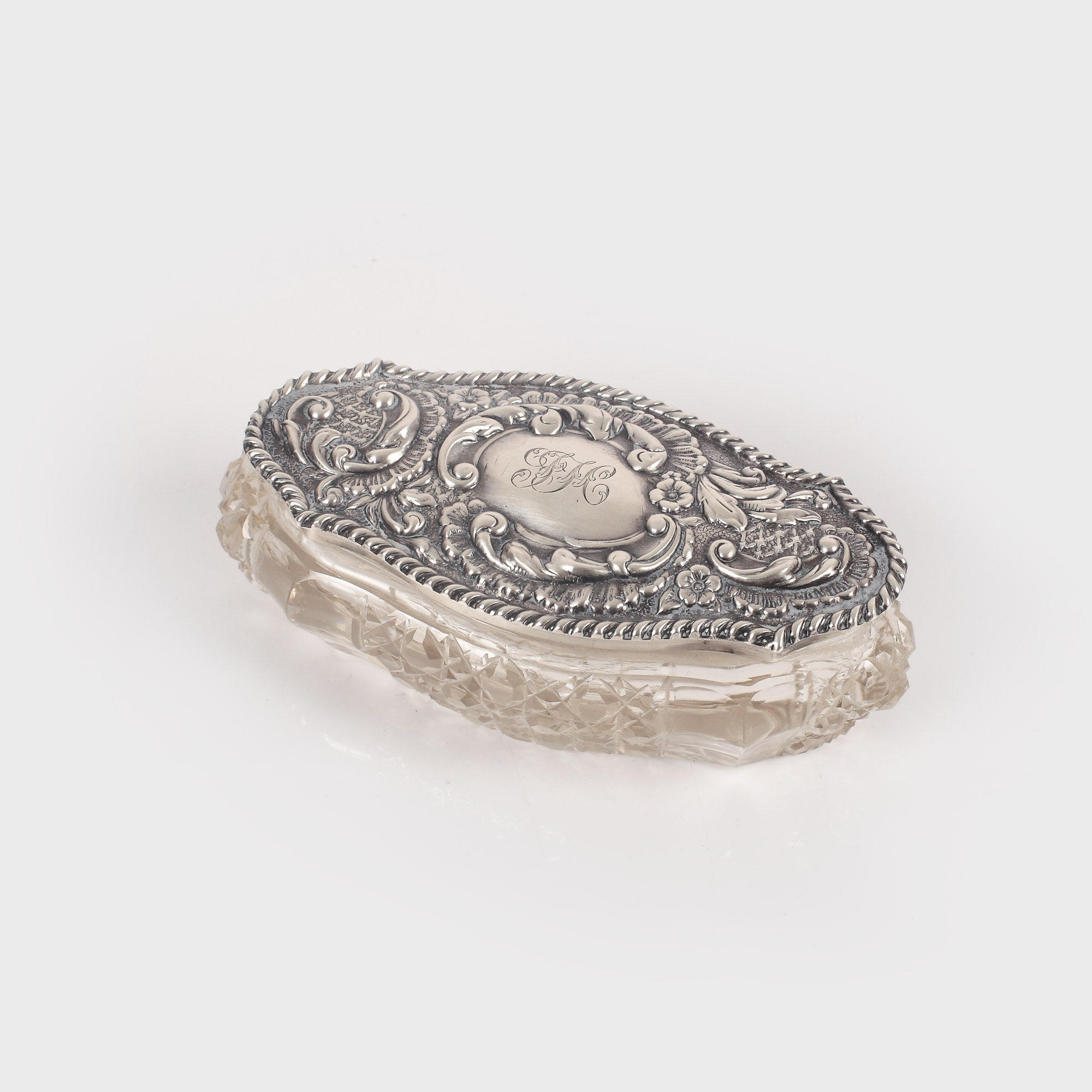 Casetă mignon de vitrină, din argint și cristal Williams Birmingham, manieră Rococo, monogramată, cca. 1909