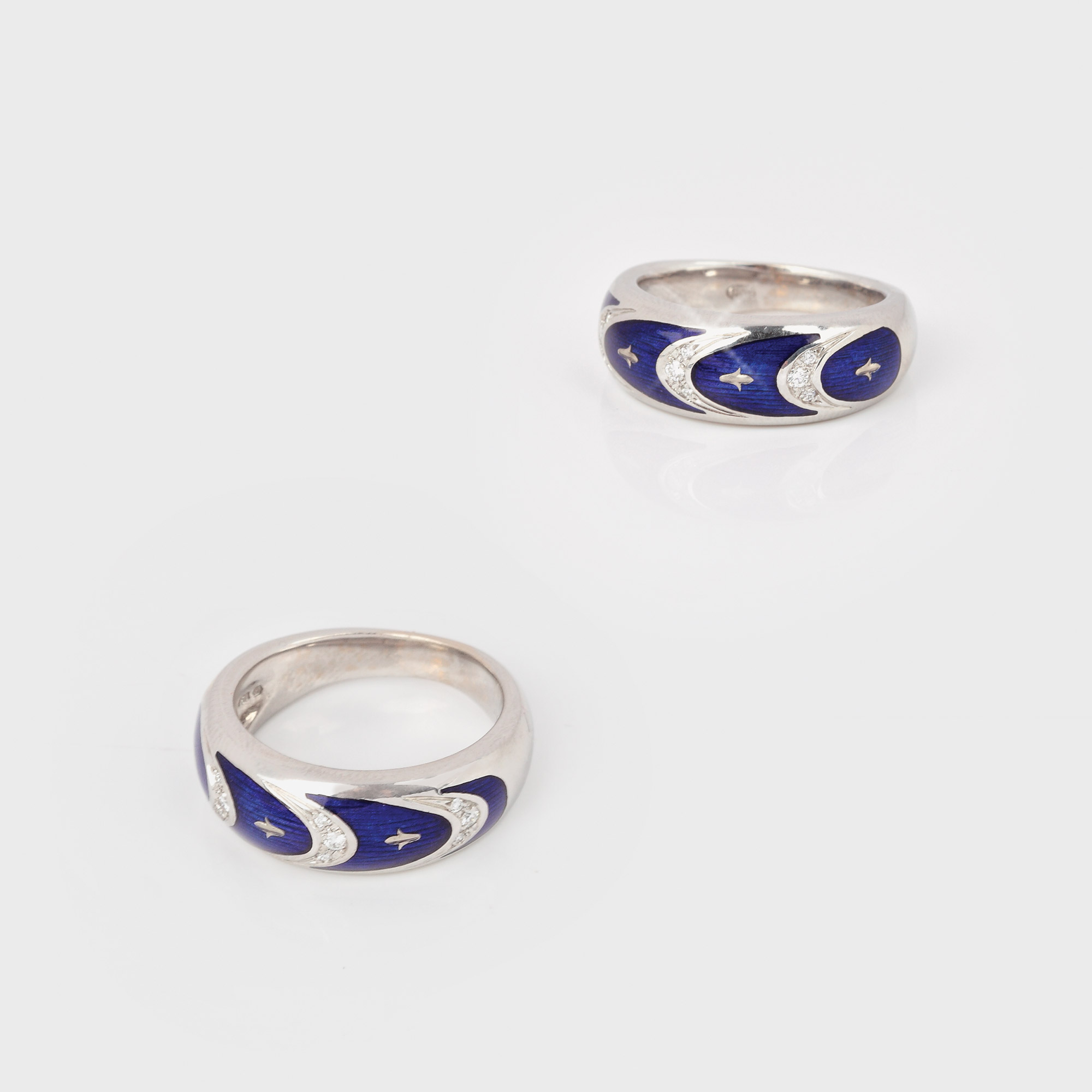 Inel Fabergé, designer Victor Mayer, din aur alb, decorat cu diamante și email, în cutie originală