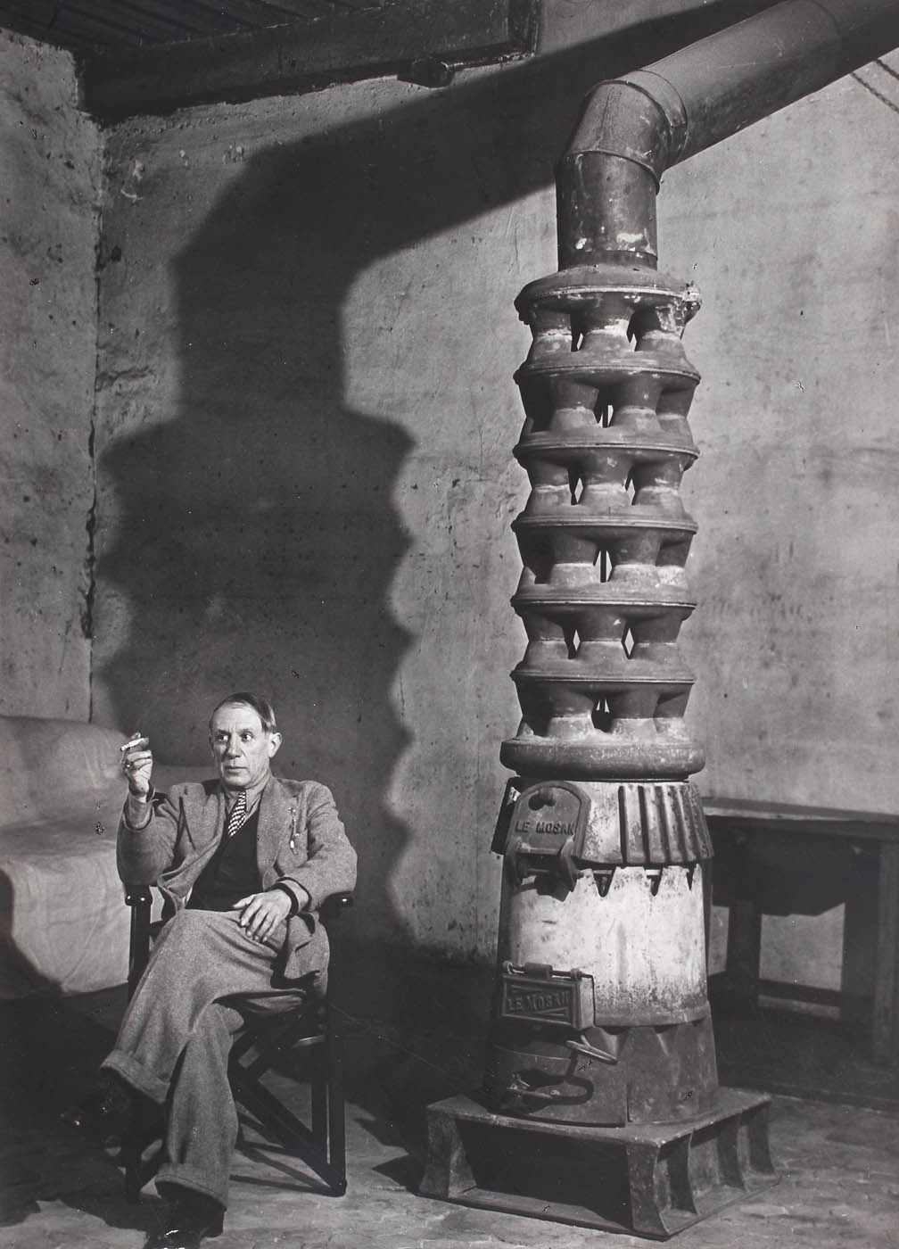 Picasso în atelierul său din strada Grands Augustin, în 1939