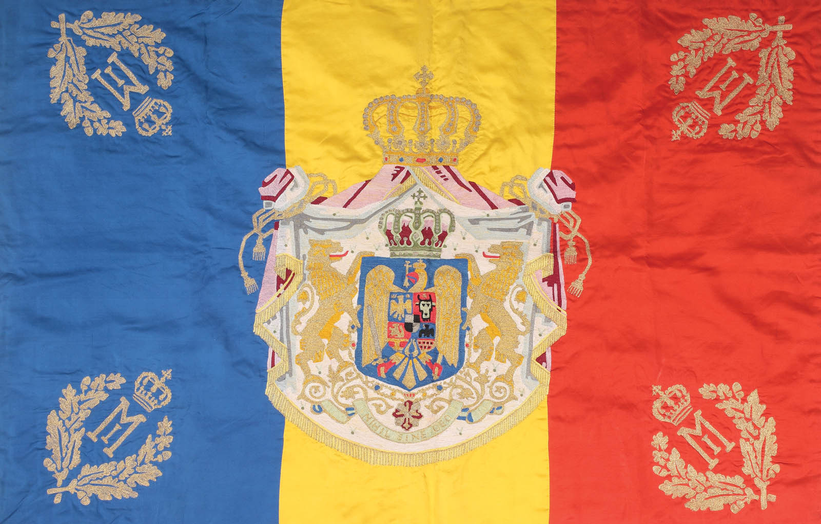 Drapel tricolor, cusut cu fir de aur și de argint, cu stema regatului și cifra Regelui Mihai I, piesă de colecție