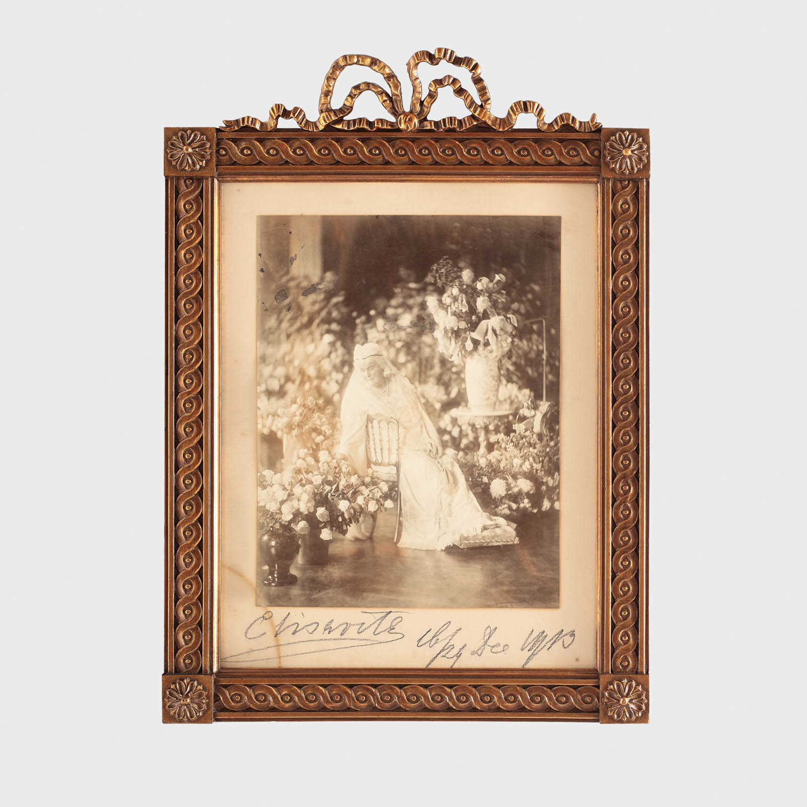 Fotografie a Reginei Elisabeta, cu semnătura olografă a reginei, 1913, în ramă de colecție