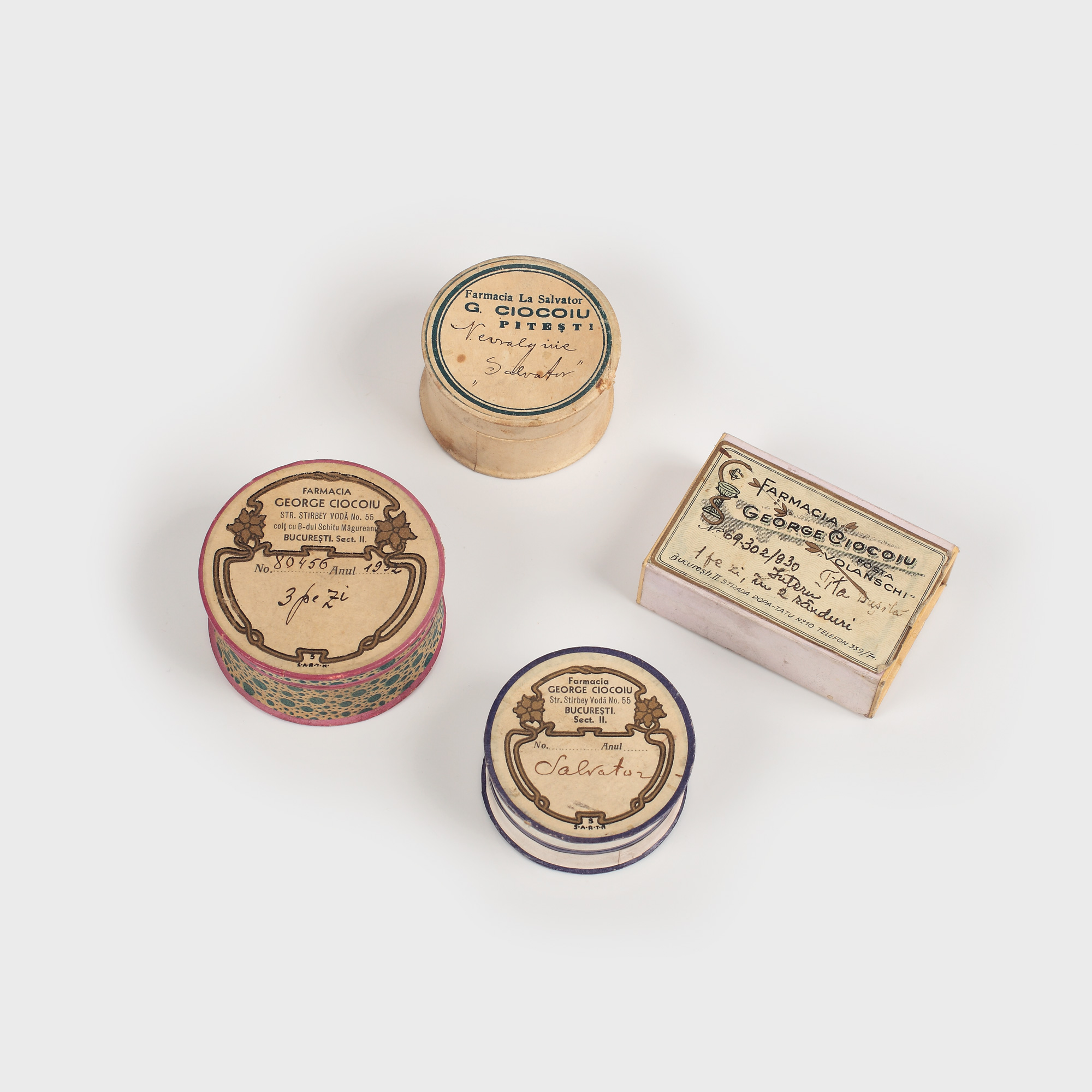 Lot format din 4 cutii pentru medicamente, decorate Art Nouveau, farmacia George Ciocoiu, furnizorul Casei Regale, începutul sec. XX