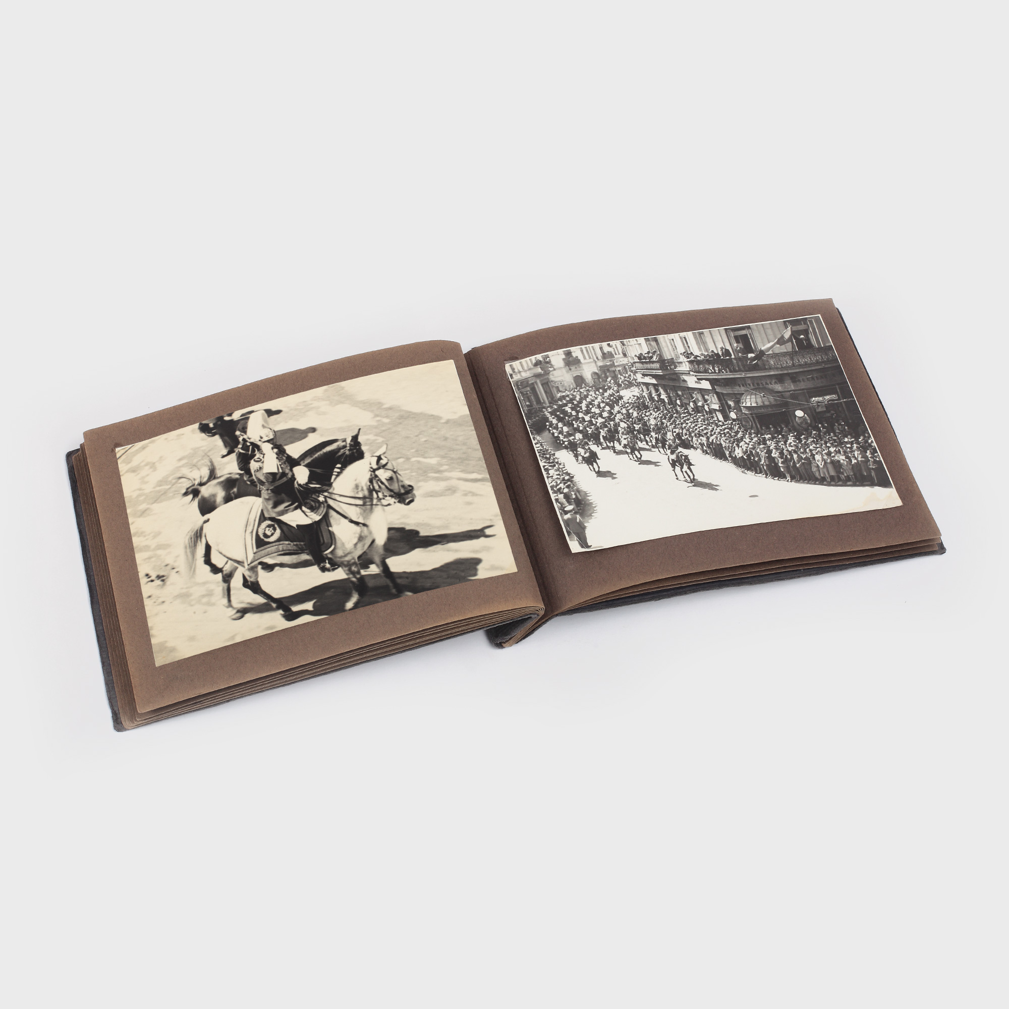 Album "Regele Carol al II-lea la sărbătoarea națională de 10 mai", 18 fotografii, cca. 1935