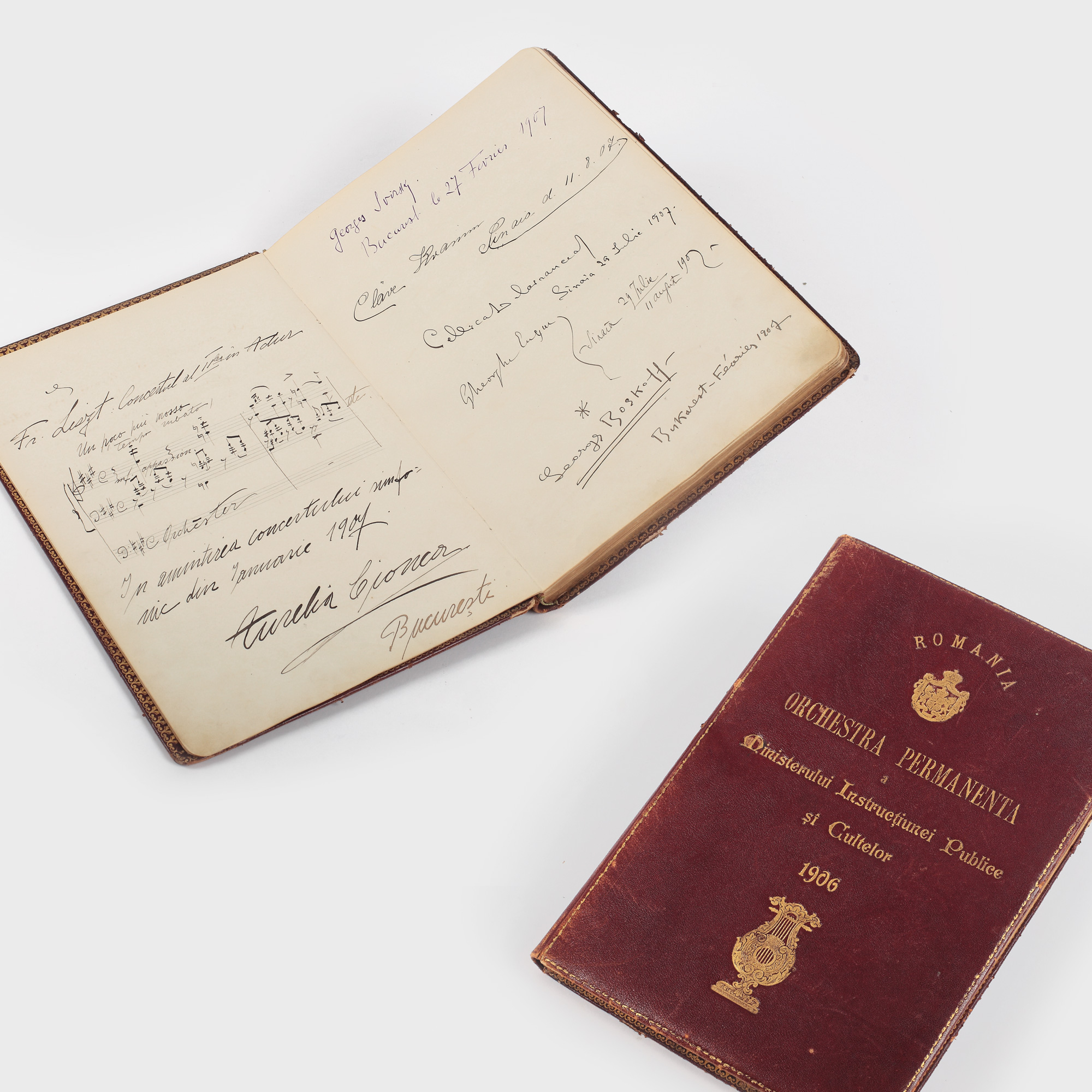 Piesă excepțională de colecţie, album de onoare al orchestrei Ministerului Cultelor şi Instrucţiunii Publice, cuprinzând 66 însemnări și schițe muzicale semnate de mari muzicieni ai vremii, 1906-1919