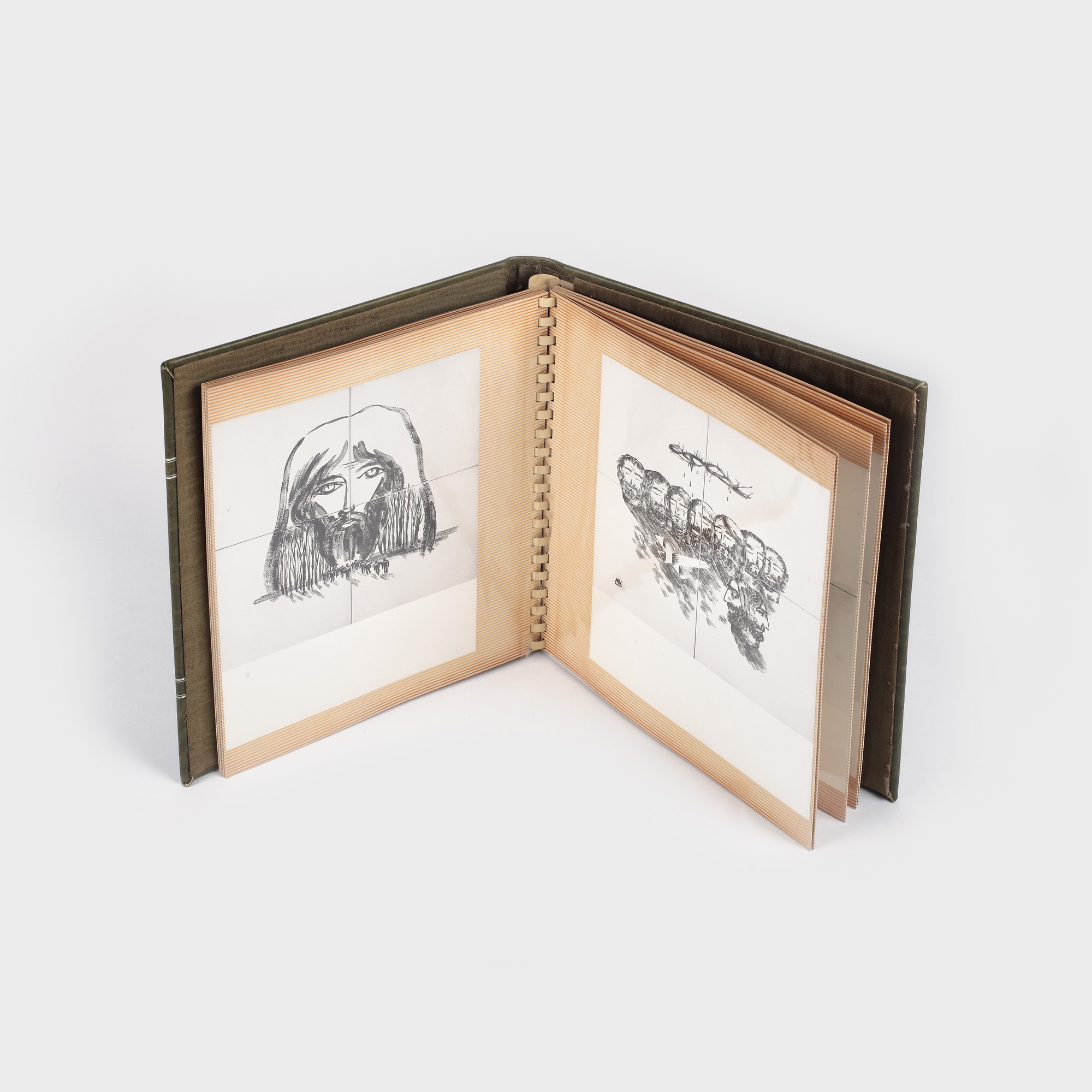 Album Mihu Vulcănescu, alcătuit de George Macovescu din fotografii ale schiţelor unor lucrări în ceramică ale artistului, recenzii despre artist şi programul expoziţiei, Roma, începutul anilor '70