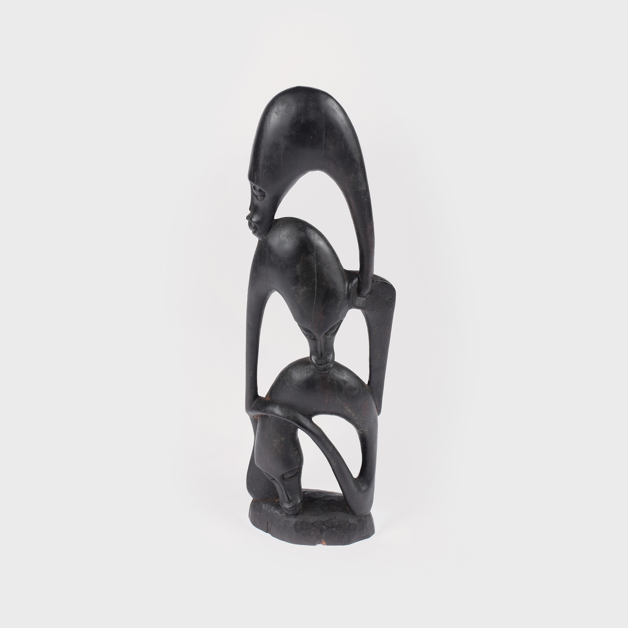 Sculptură africană formată din 3 figuri stilizate