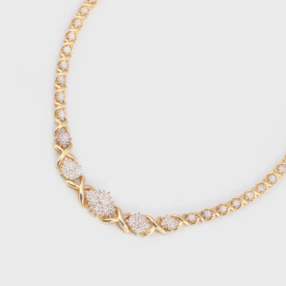 Elegant colier din aur, decorat cu flori de diamante