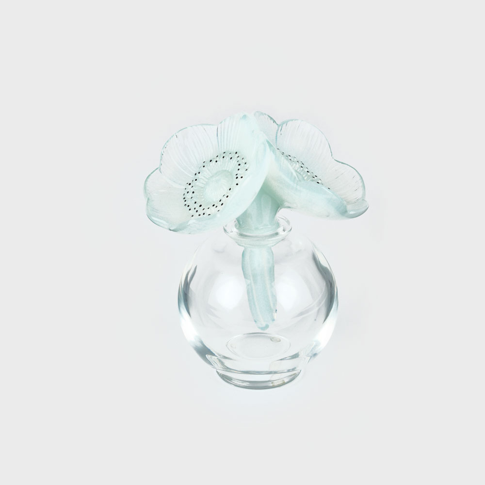 Flori de anemone - flacon pentru parfum Lalique, design contemporan