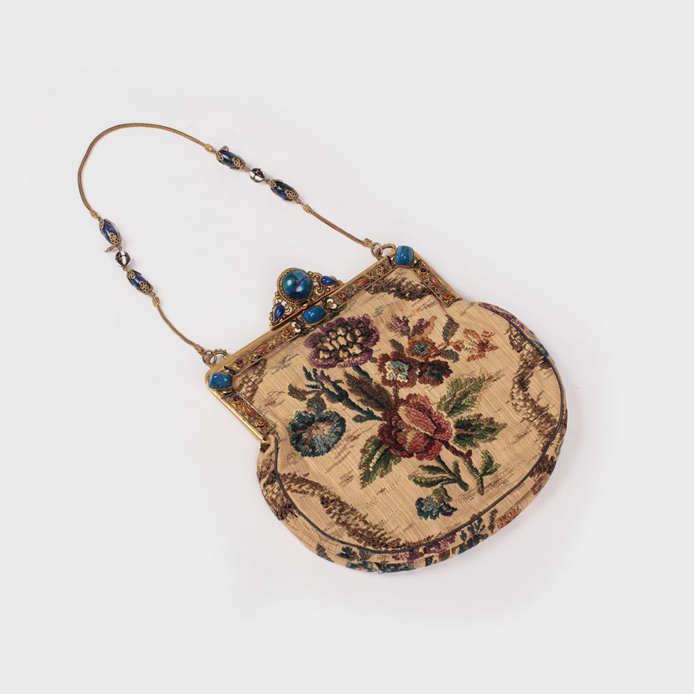 Poșetă englezească în stil Victorian, din mătase brodată, decorată cu lapis-lazuli și pietre semiprețioase, cca. 1880