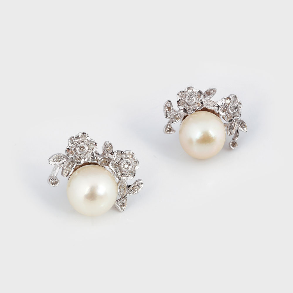 Cercei din aur alb, decoraţi cu perlă şi flori de diamante